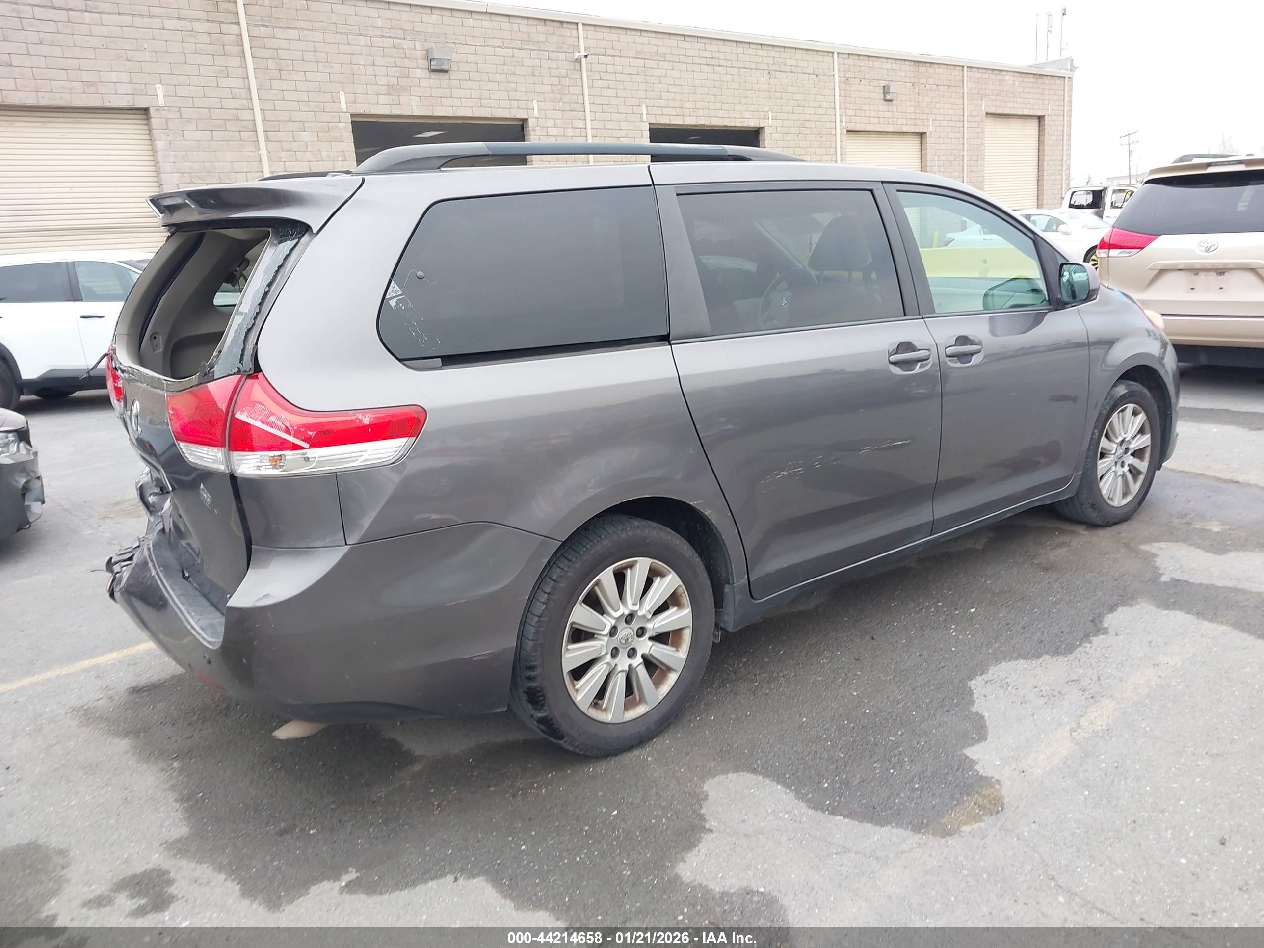 TOYOTA SIENNA image 4