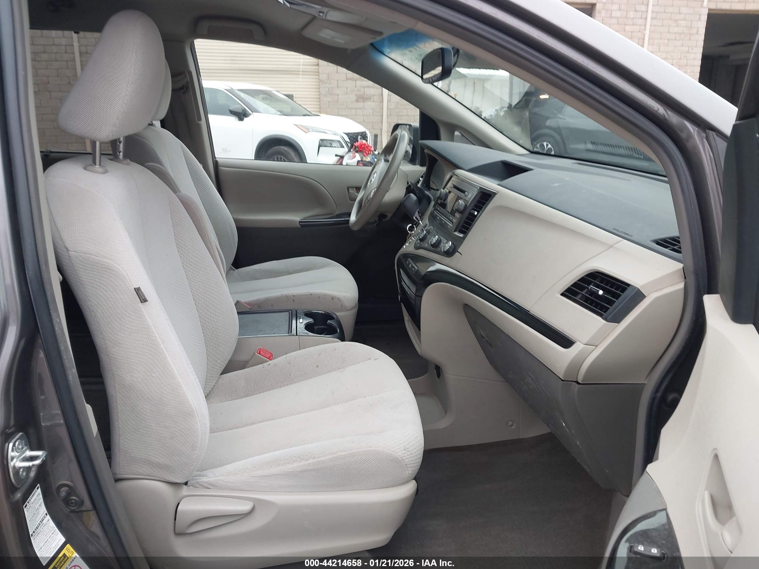 TOYOTA SIENNA image 5