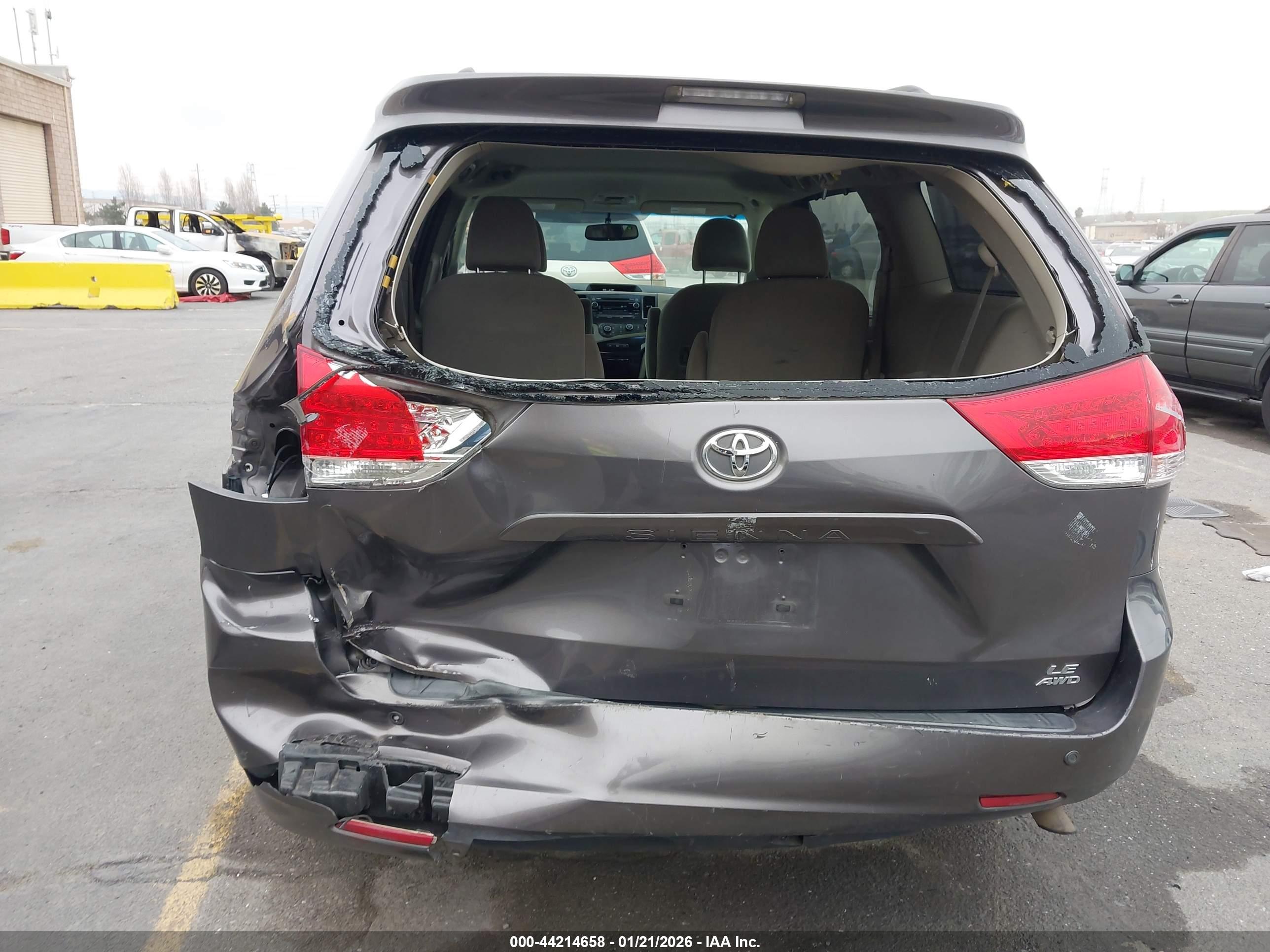 TOYOTA SIENNA image 6