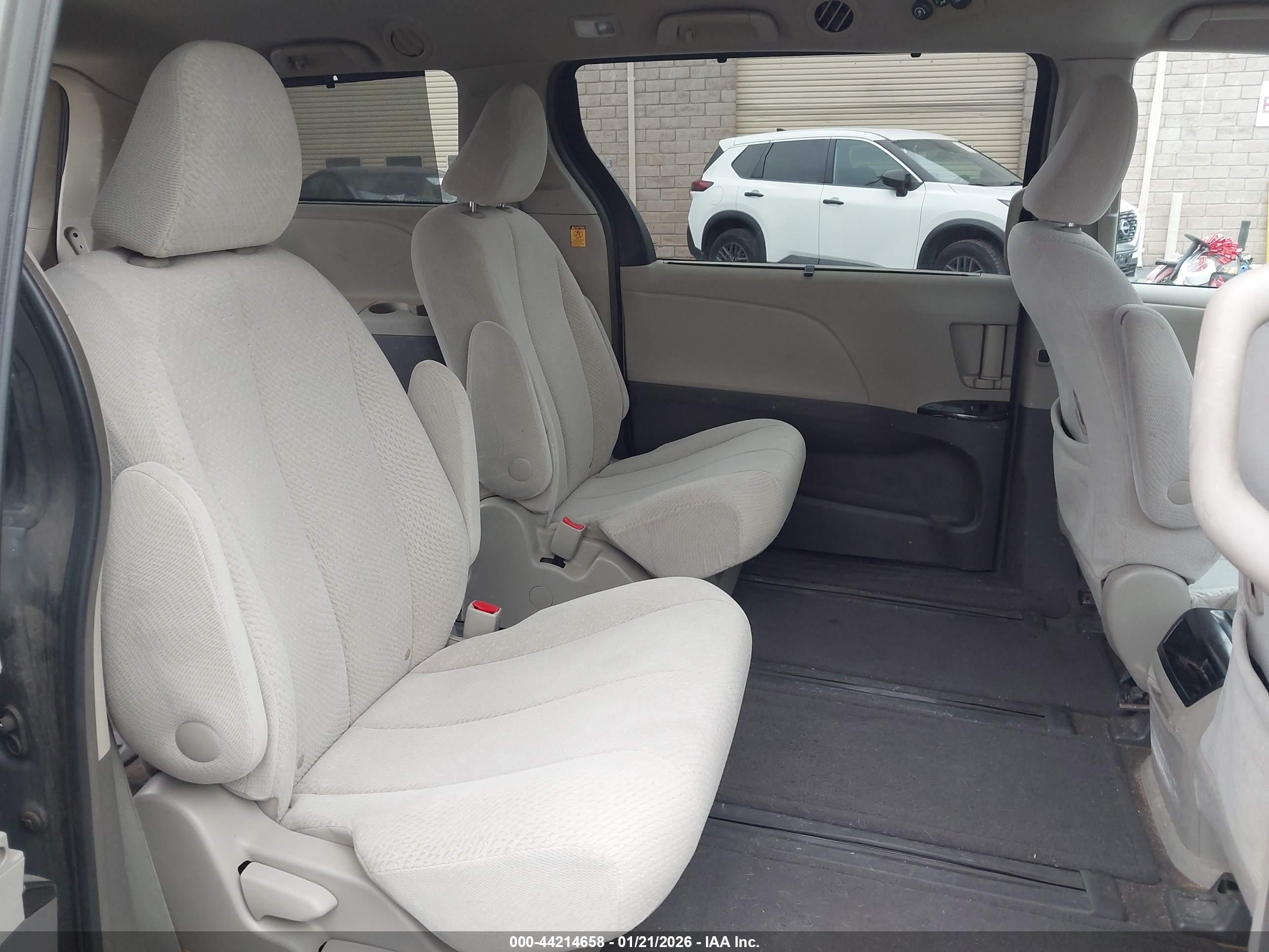 TOYOTA SIENNA image 8