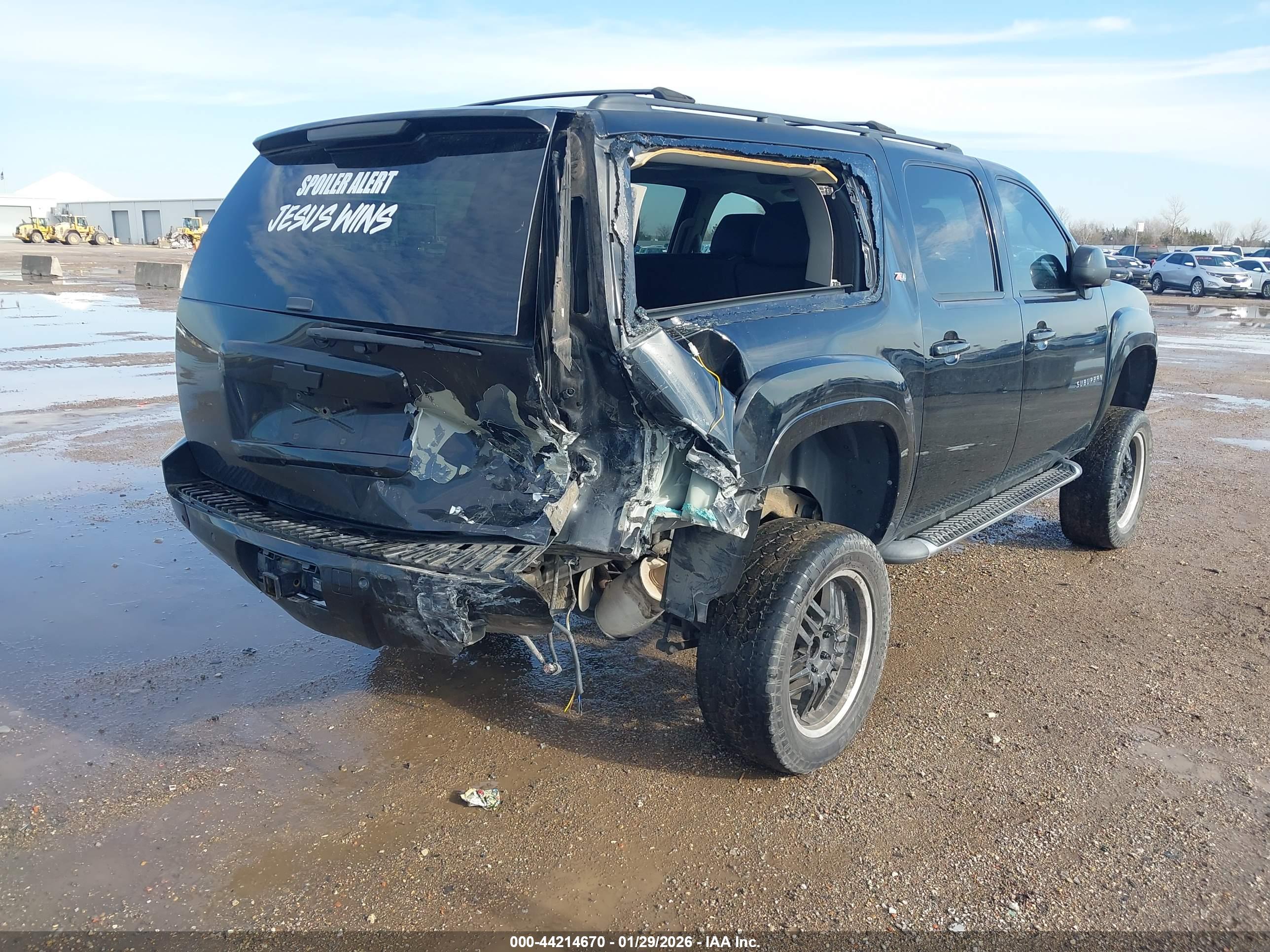 CHEVROLET SUBURBAN image 4