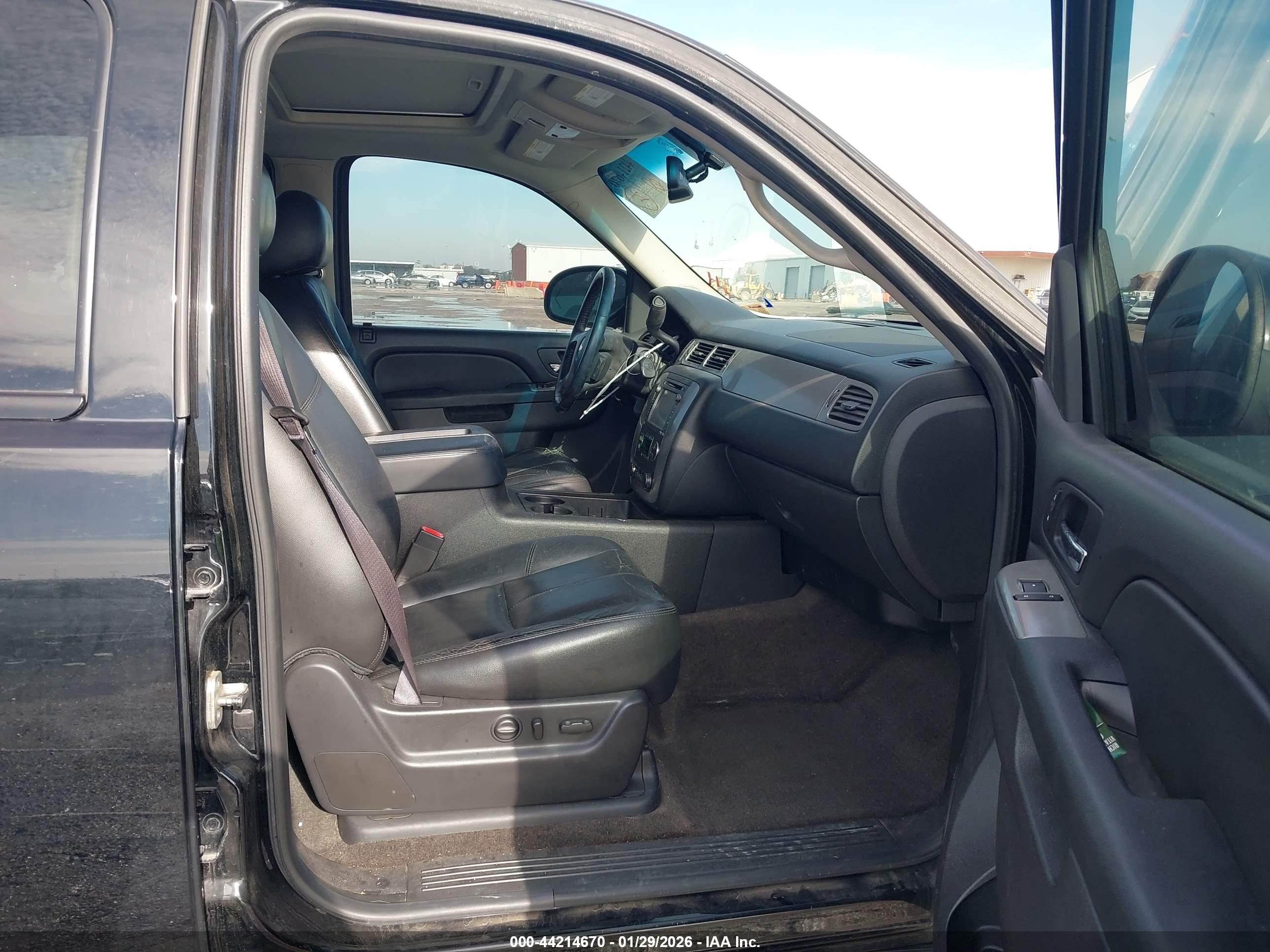 CHEVROLET SUBURBAN image 5