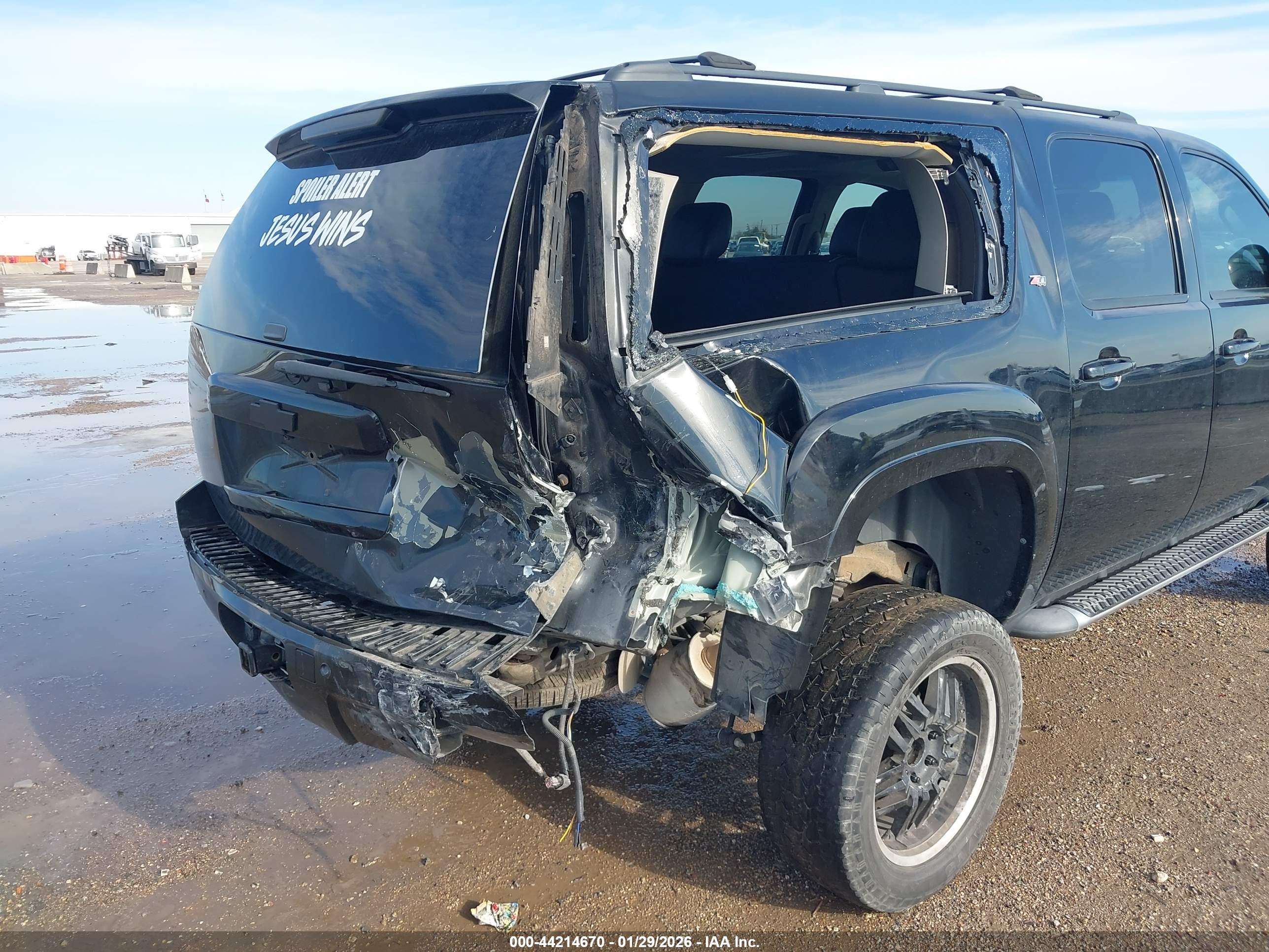 CHEVROLET SUBURBAN image 6