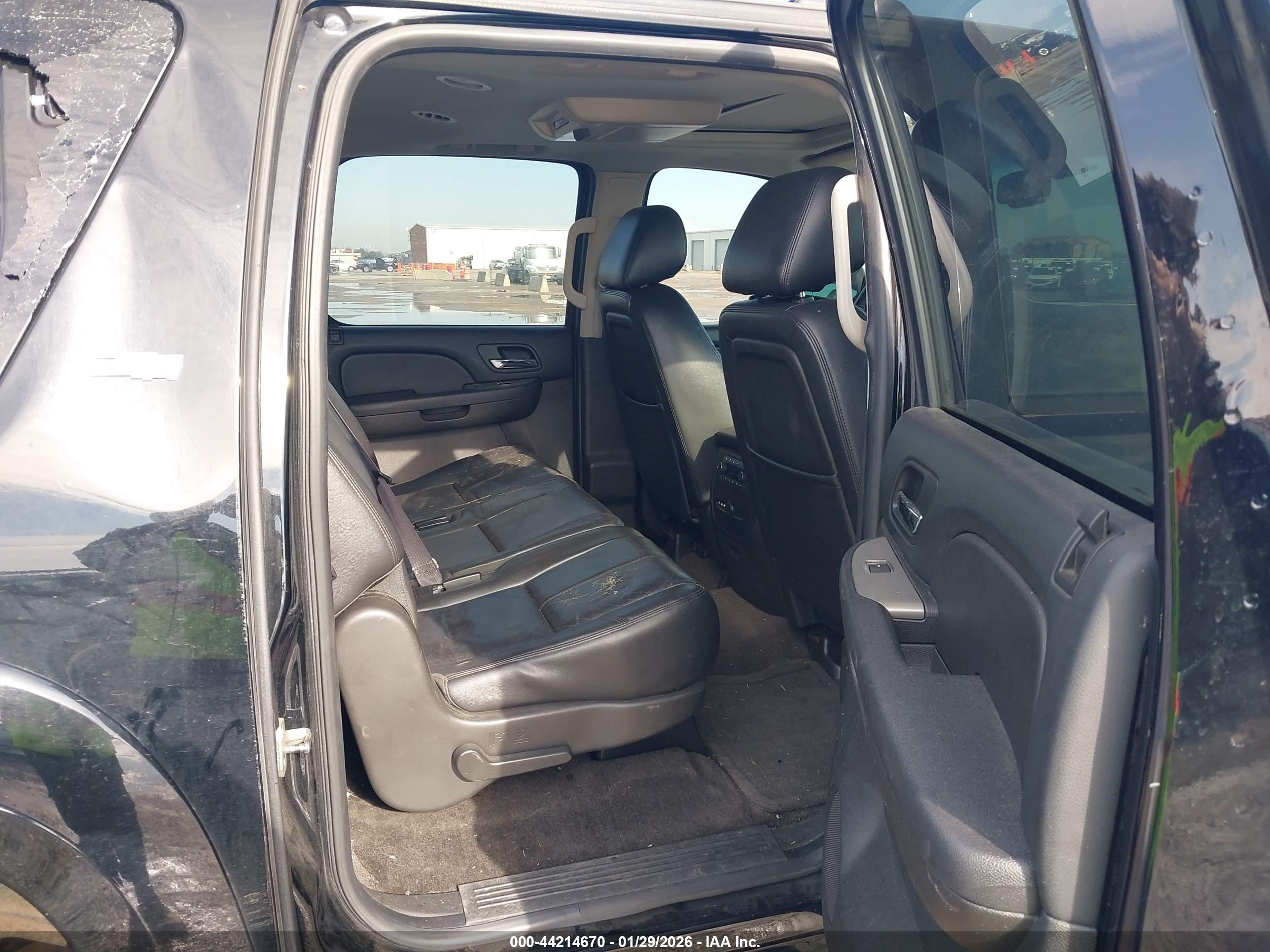 CHEVROLET SUBURBAN image 8