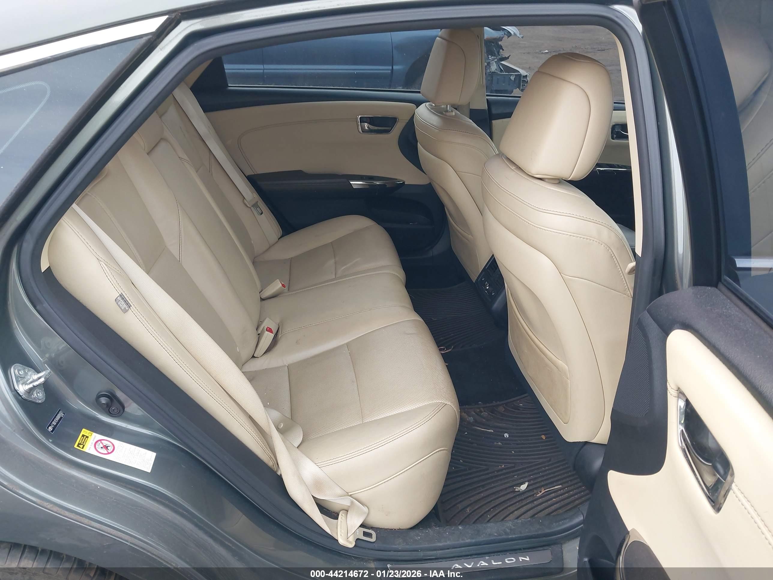 TOYOTA AVALON image 8