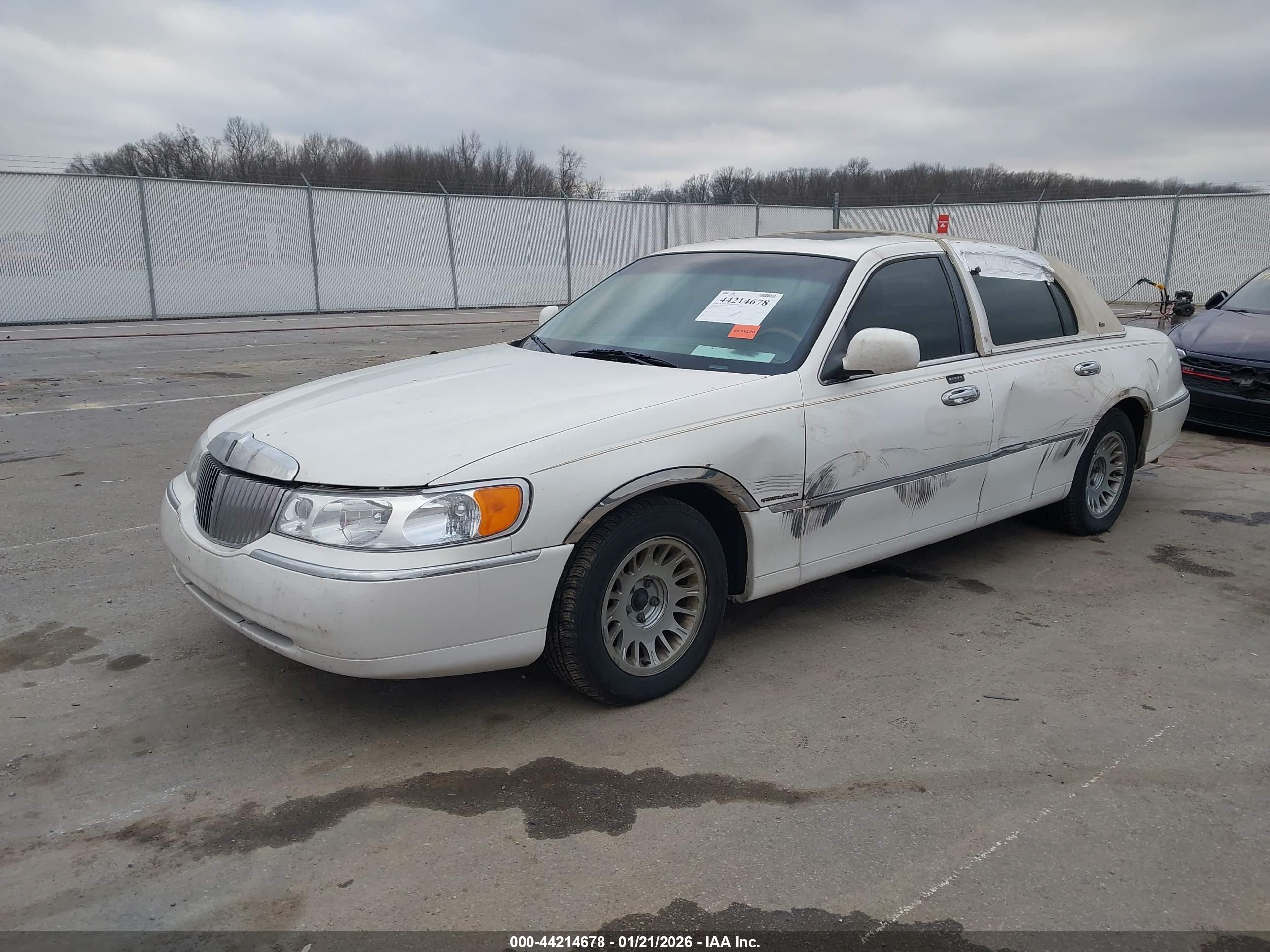 LINCOLN TOWN image 2