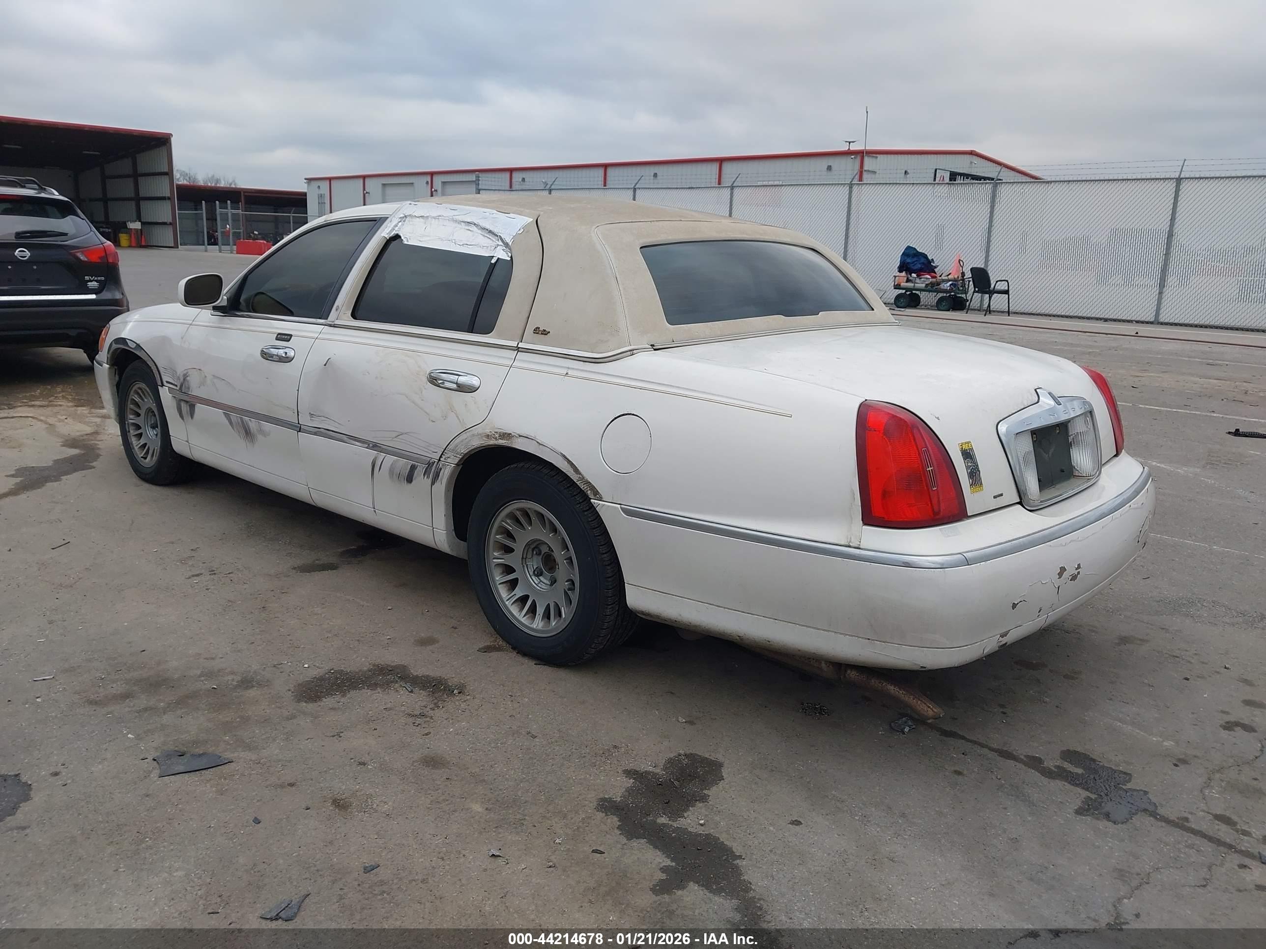 LINCOLN TOWN image 3