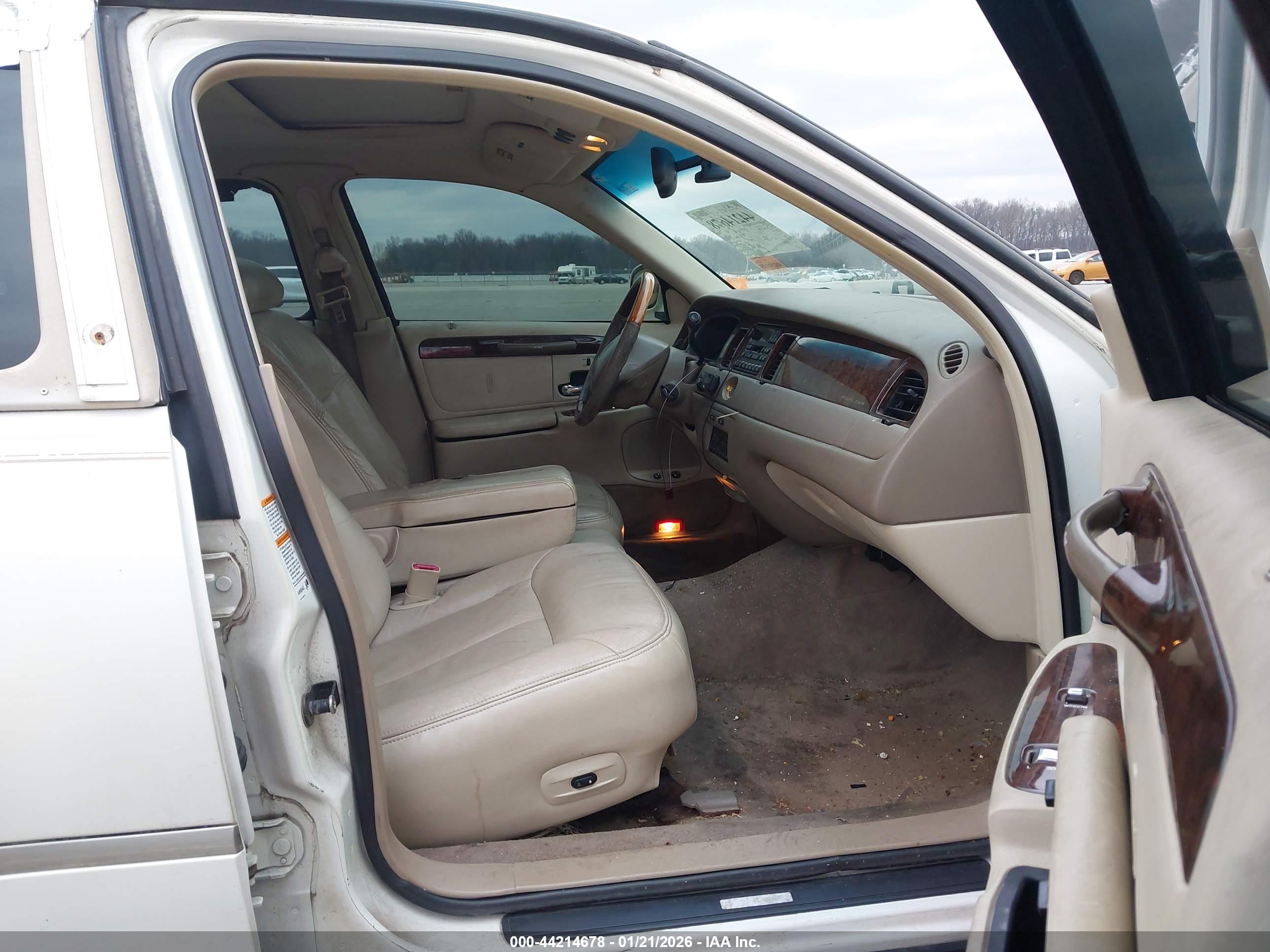 LINCOLN TOWN image 5