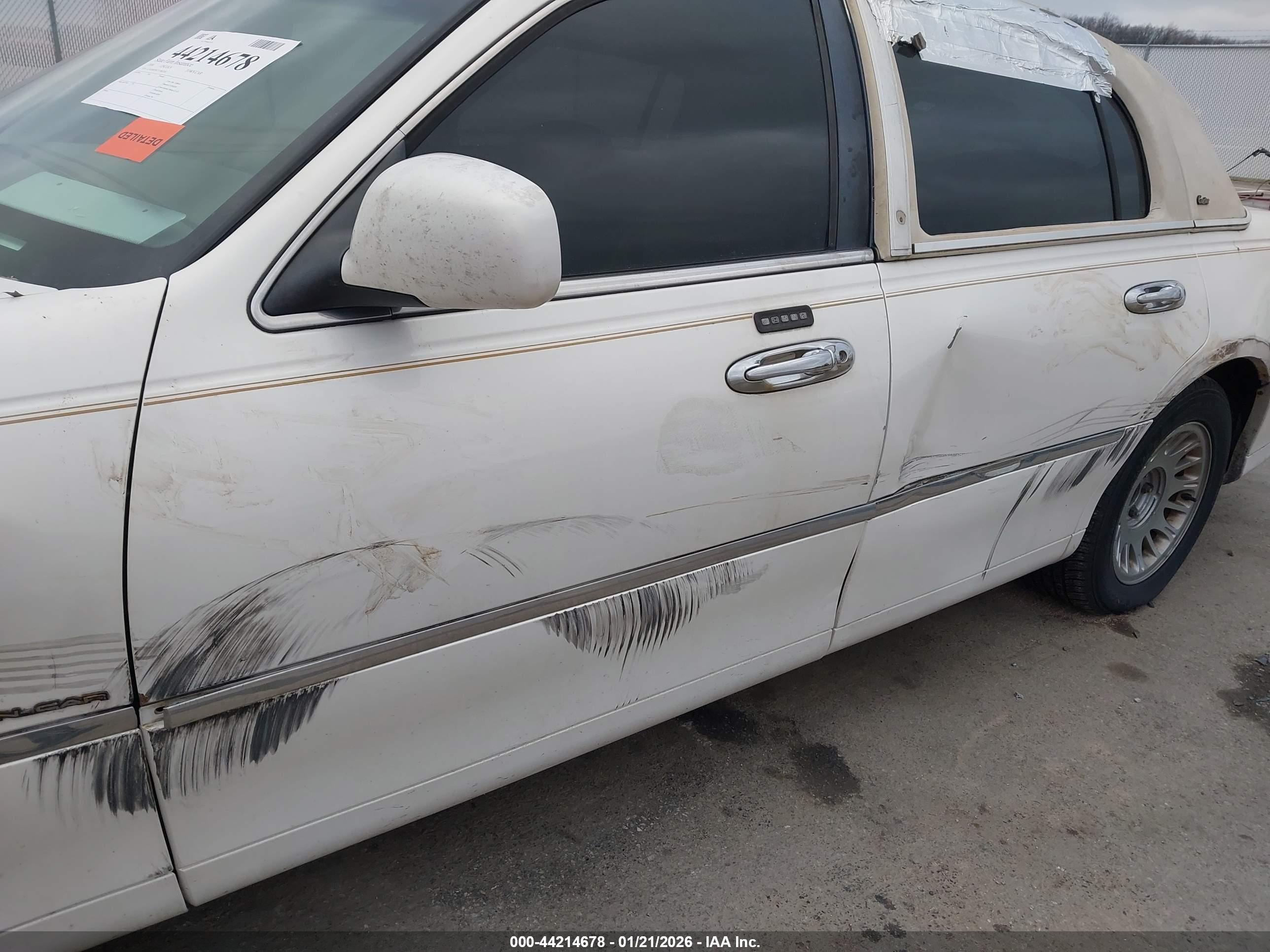 LINCOLN TOWN image 6