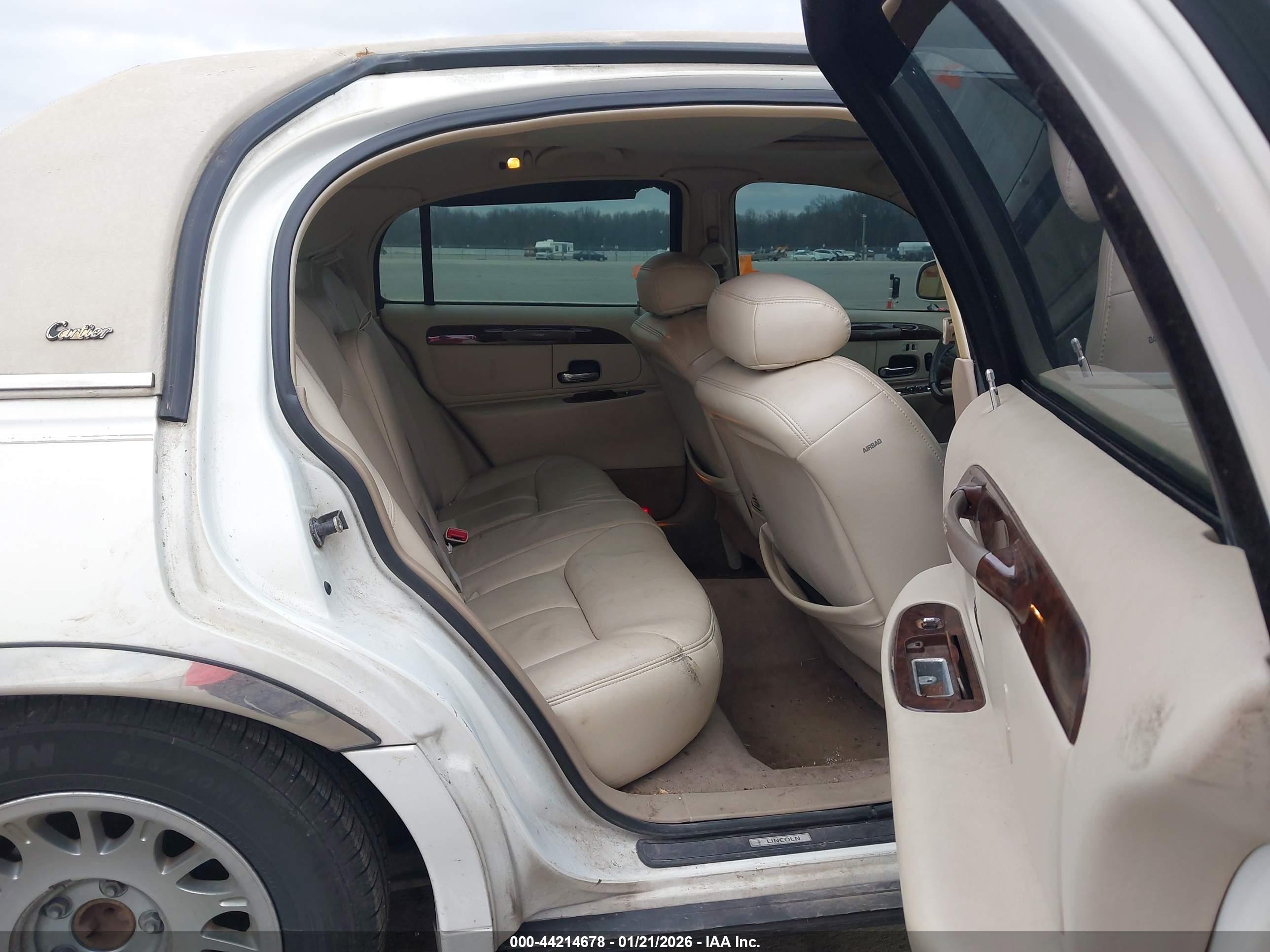 LINCOLN TOWN image 8