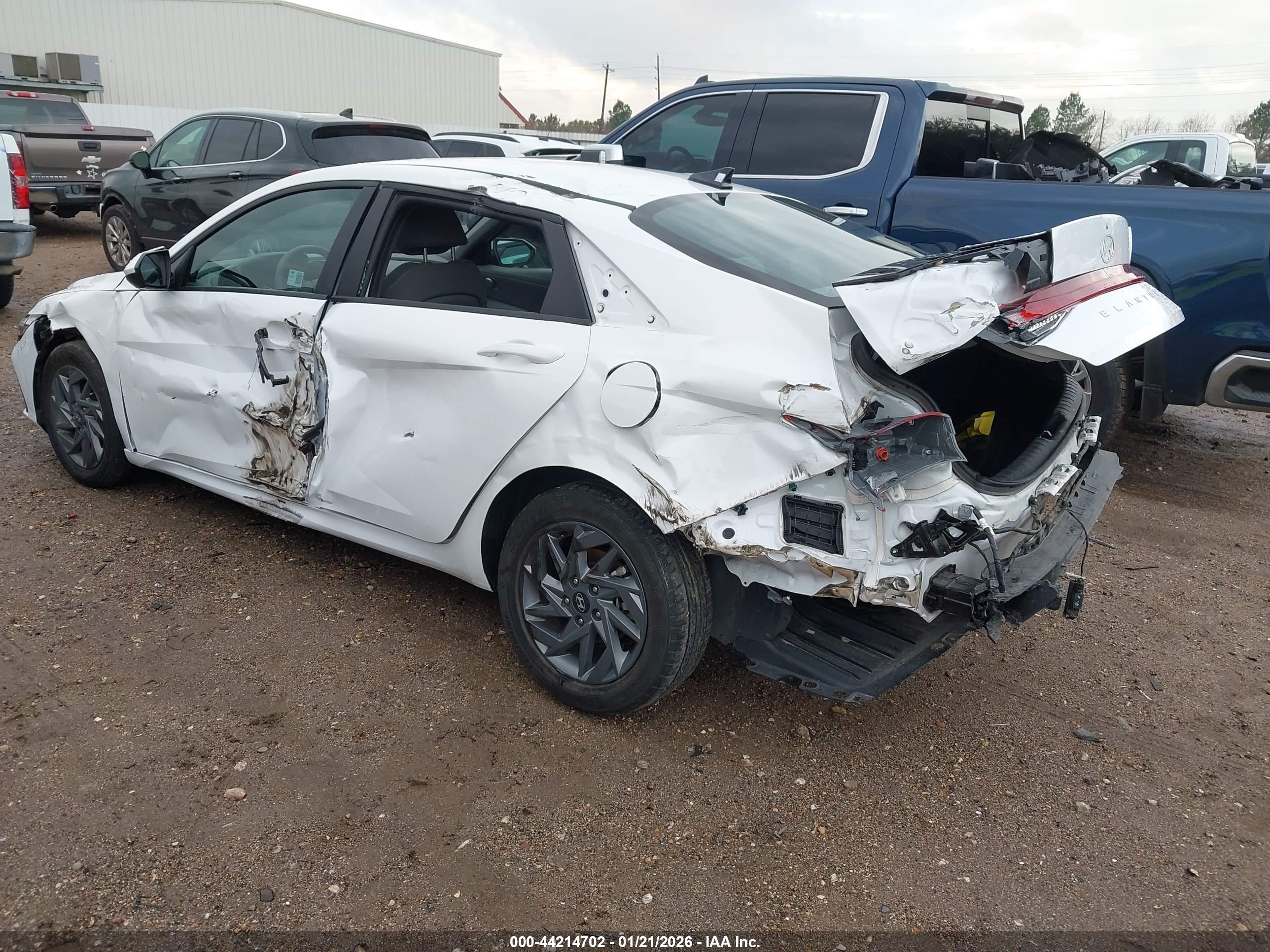 HYUNDAI ELANTRA image 3