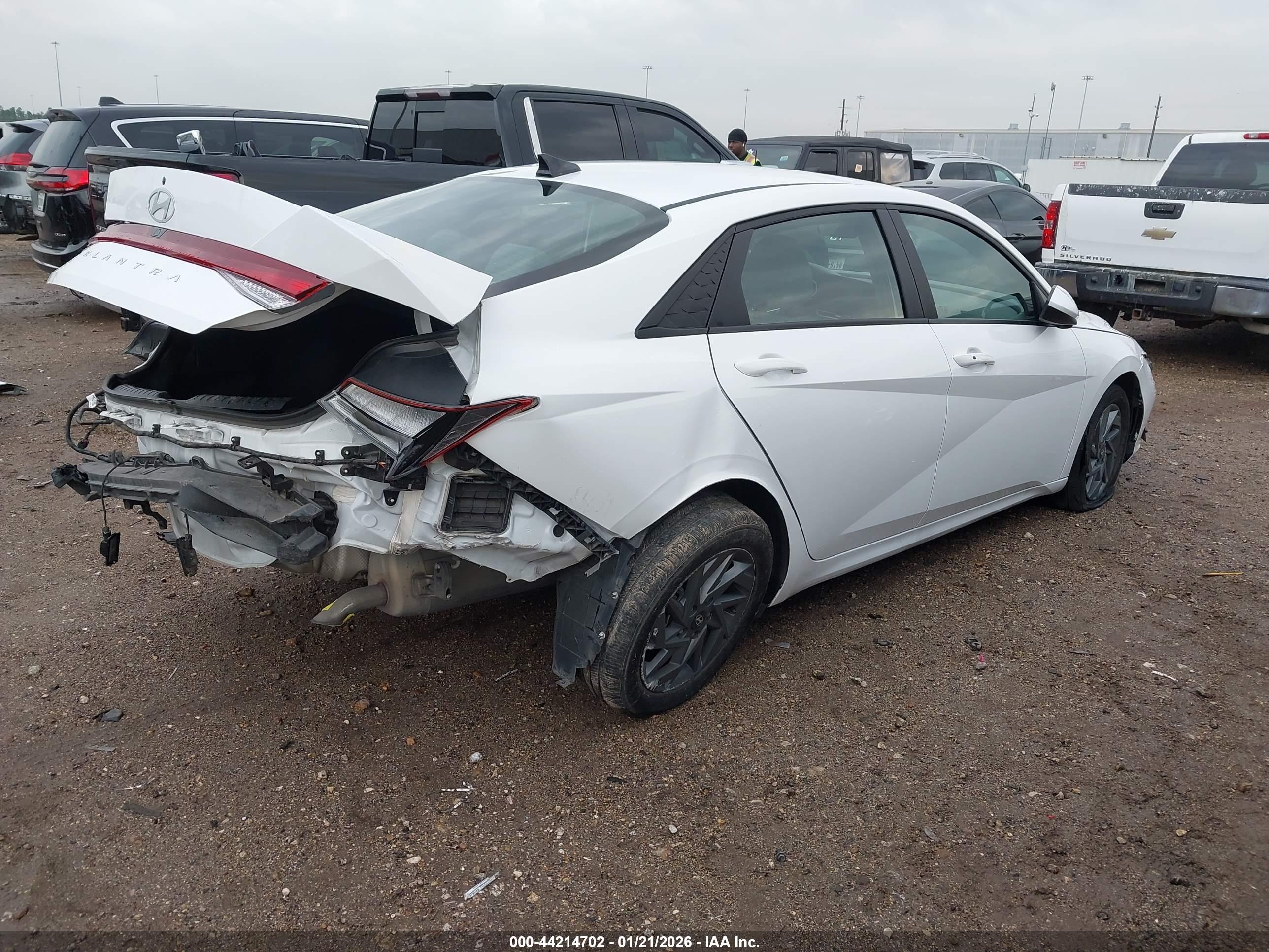 HYUNDAI ELANTRA image 4