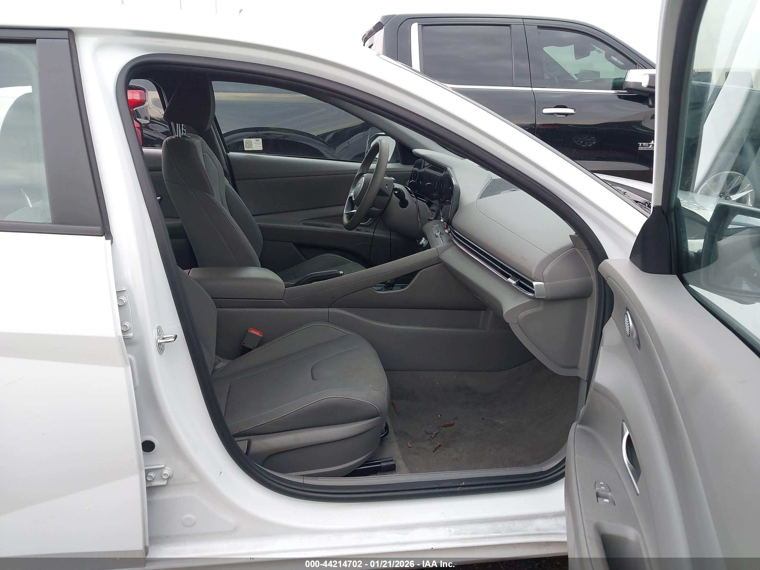 HYUNDAI ELANTRA image 5