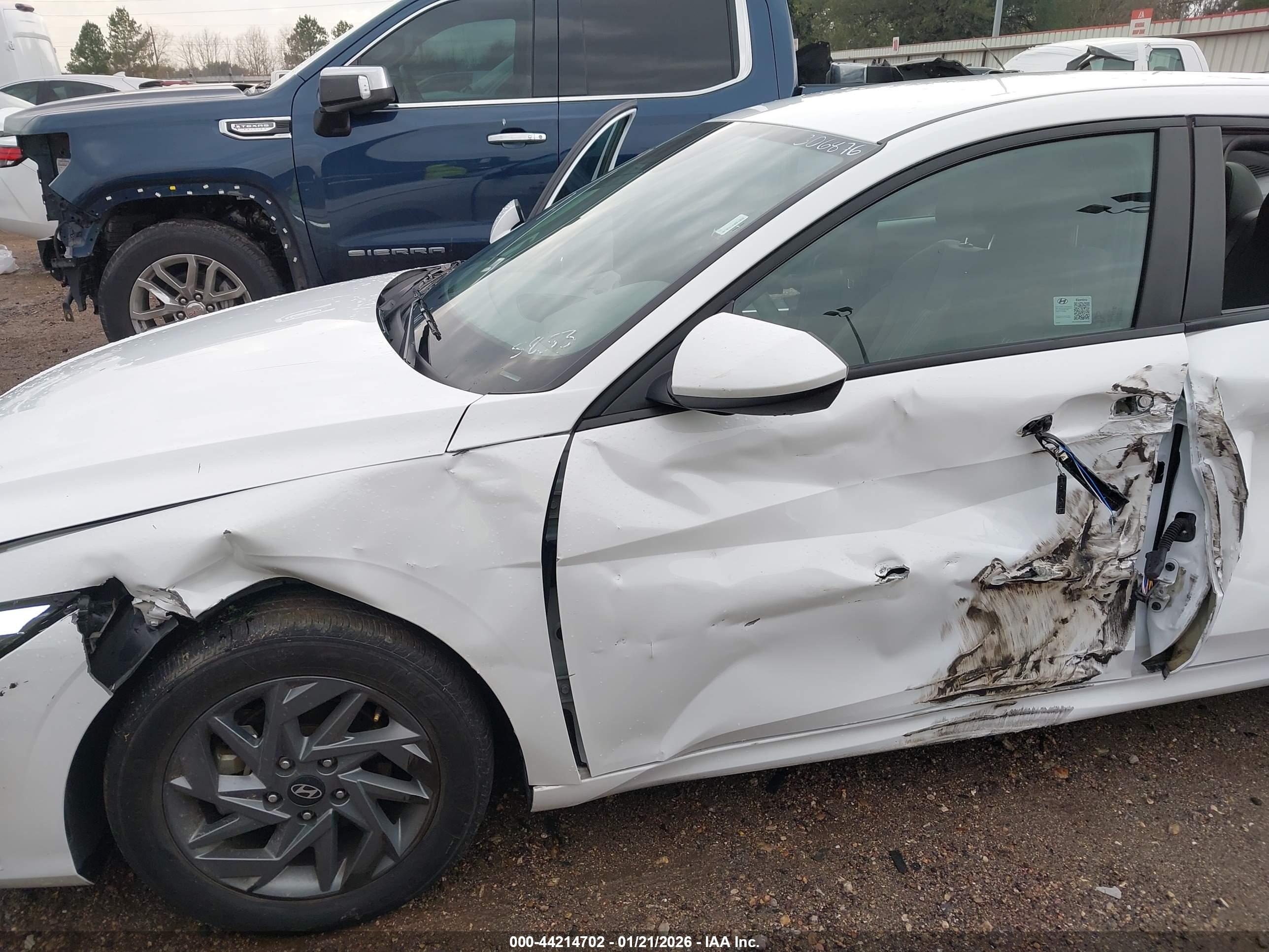 HYUNDAI ELANTRA image 6