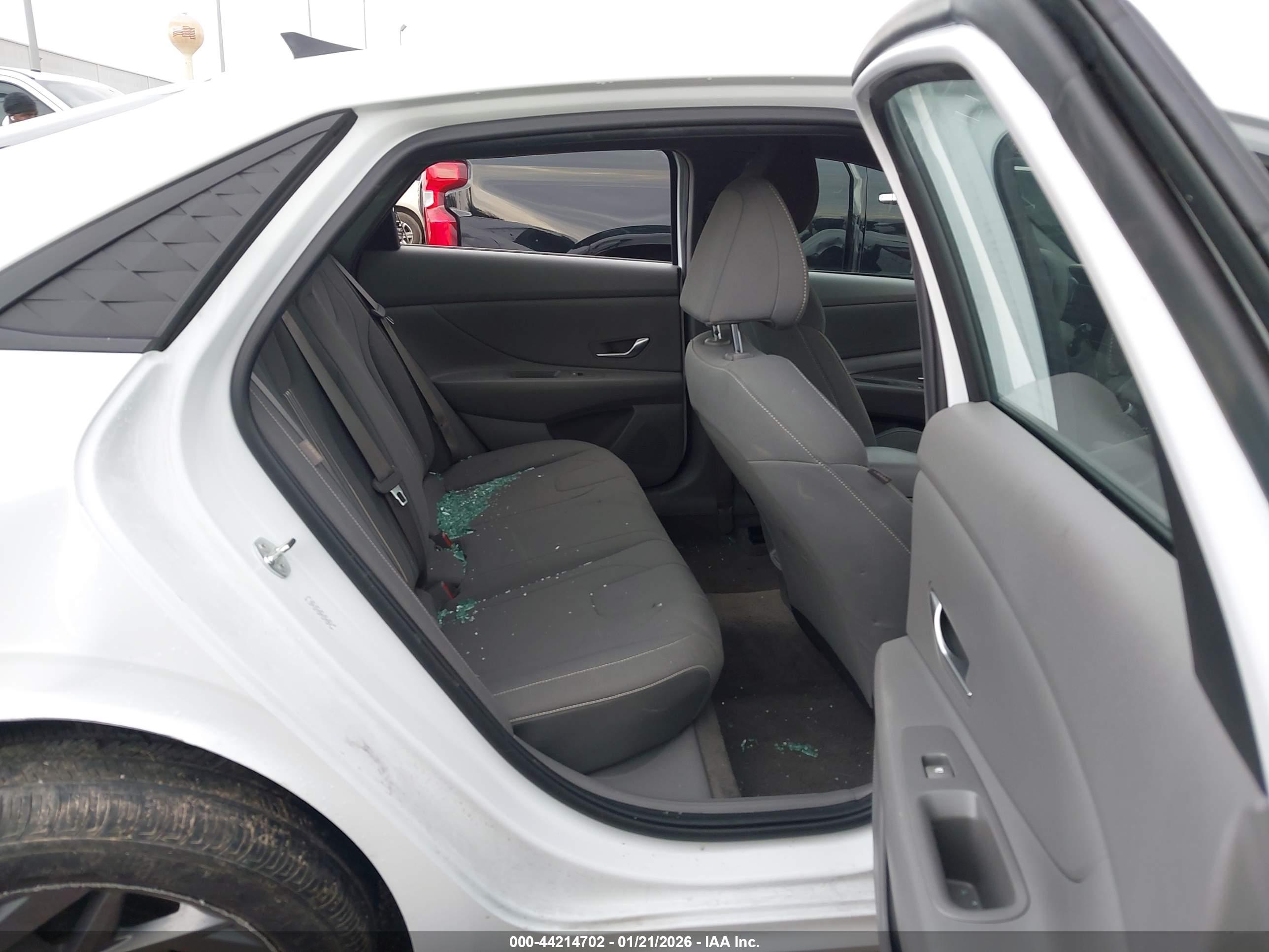 HYUNDAI ELANTRA image 8