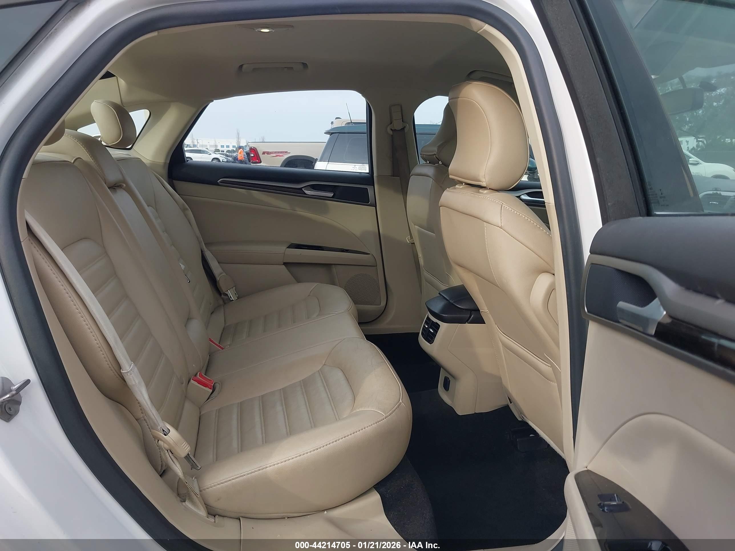 FORD FUSION image 8