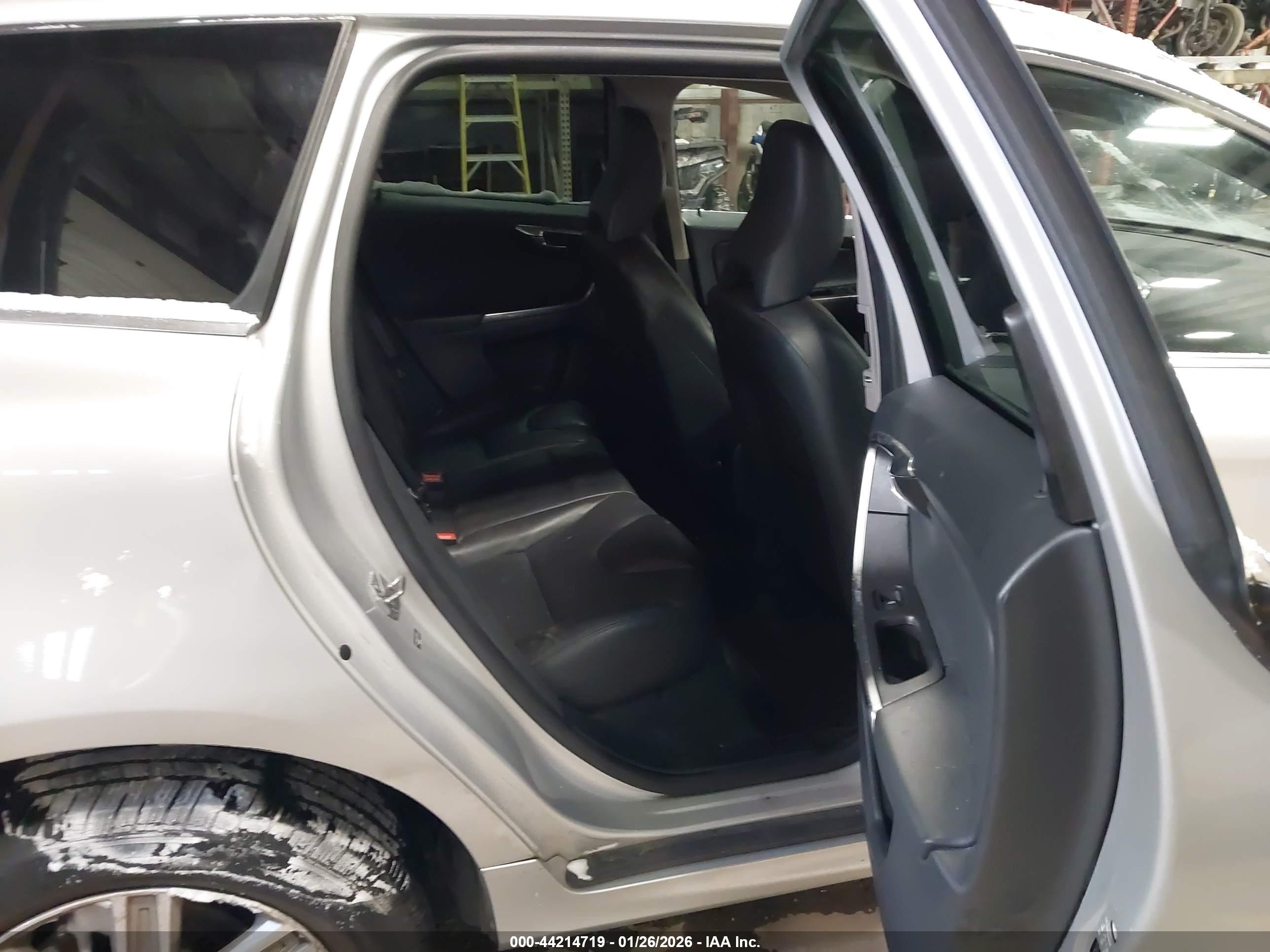 VOLVO XC60 image 8