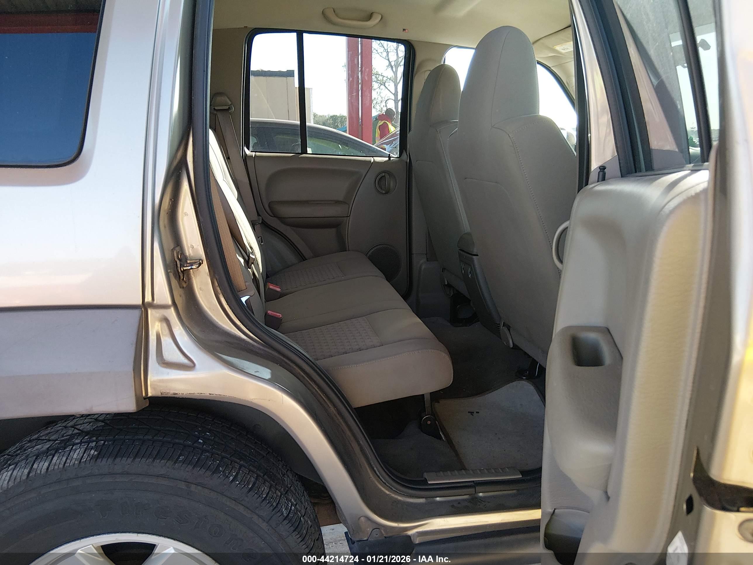 JEEP LIBERTY image 8