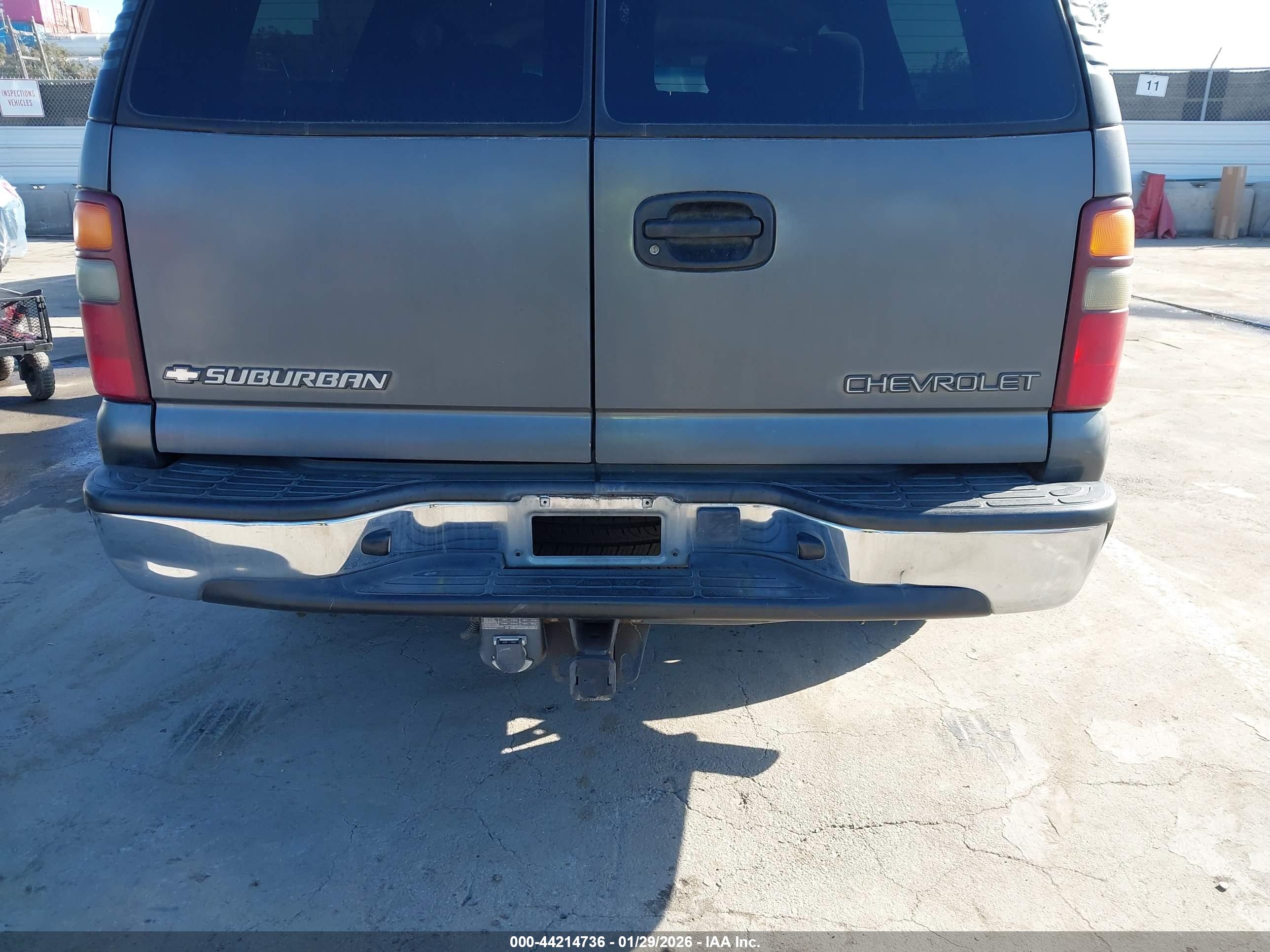 CHEVROLET SUBURBAN image 6