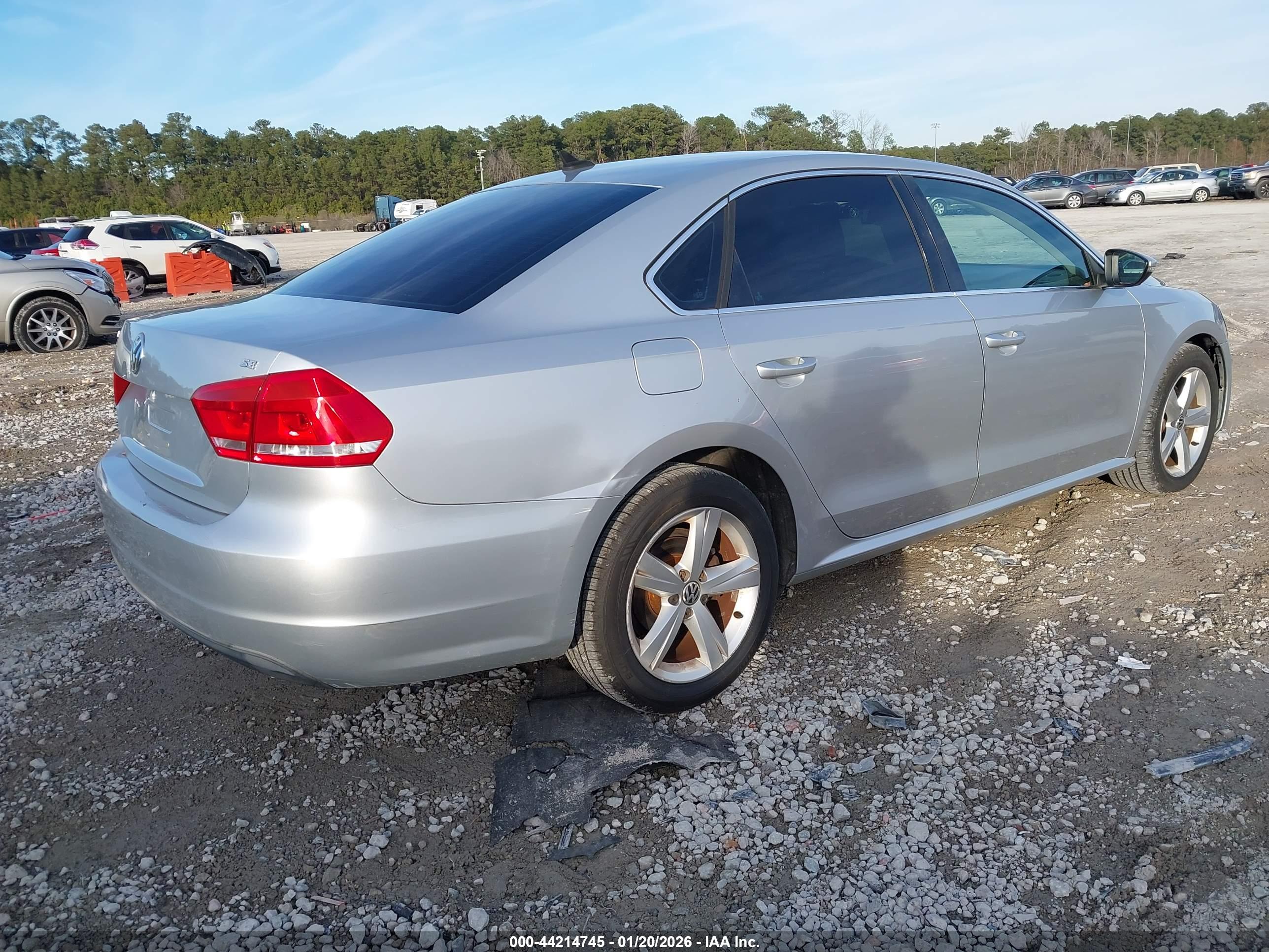 VOLKSWAGEN PASSAT image 4