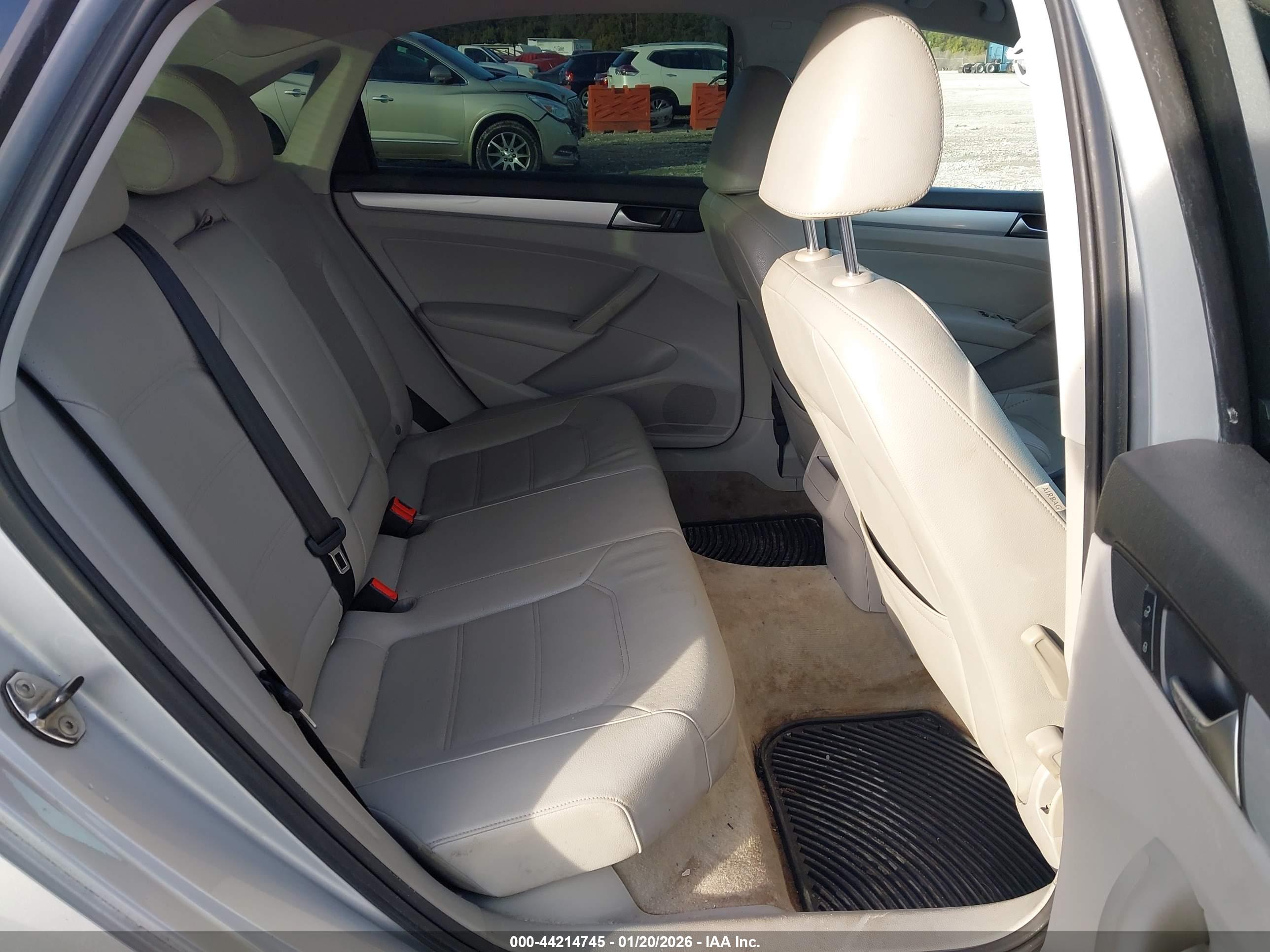 VOLKSWAGEN PASSAT image 8