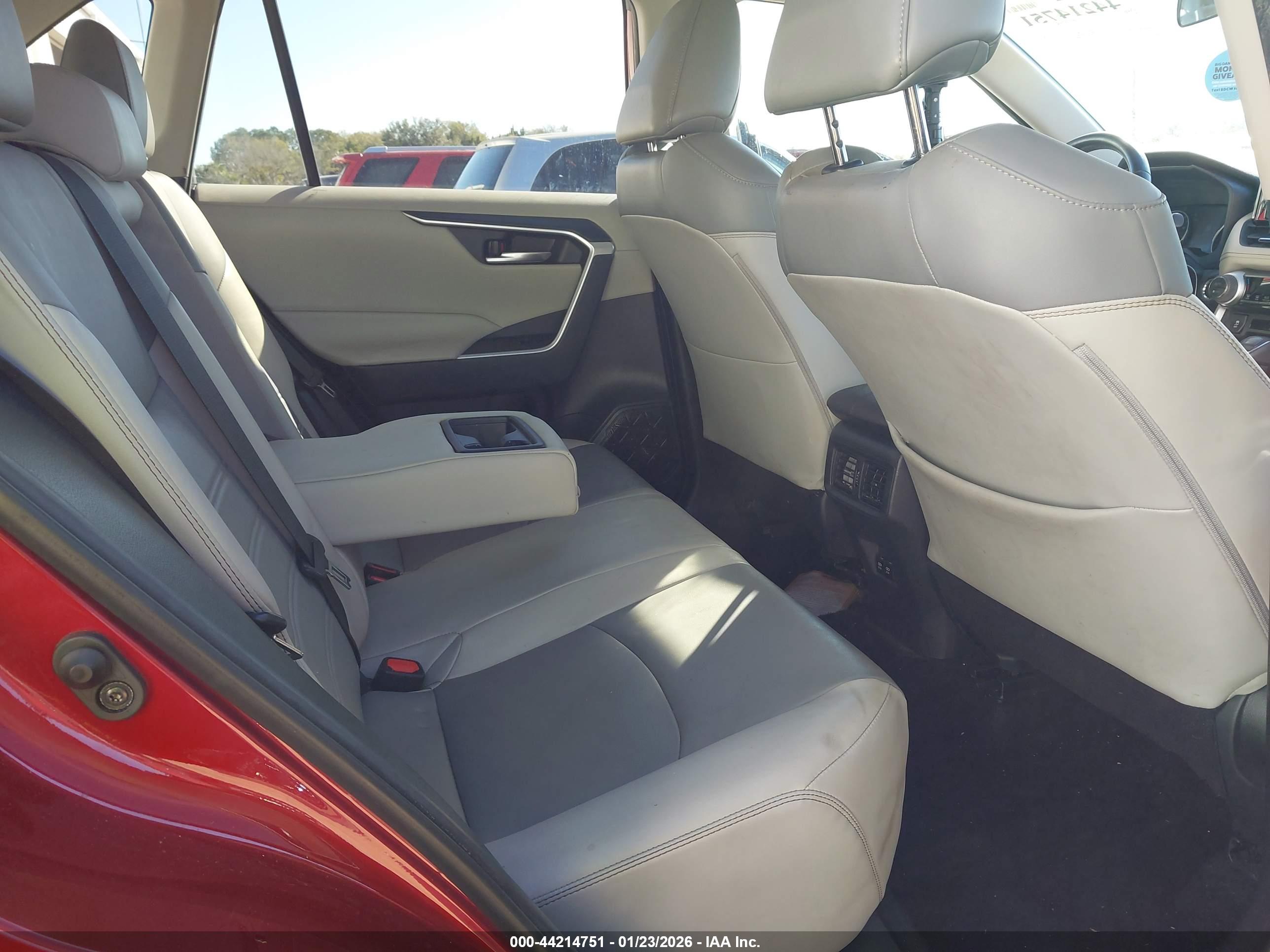 TOYOTA RAV4 image 8