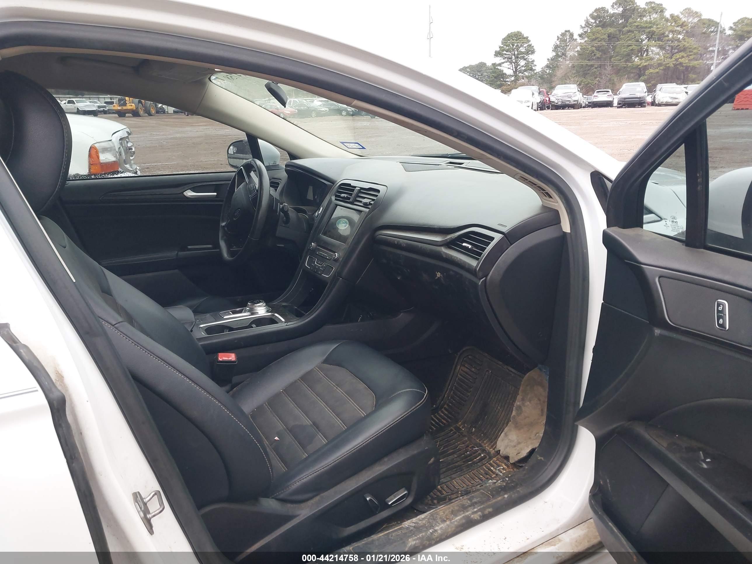 FORD FUSION image 5