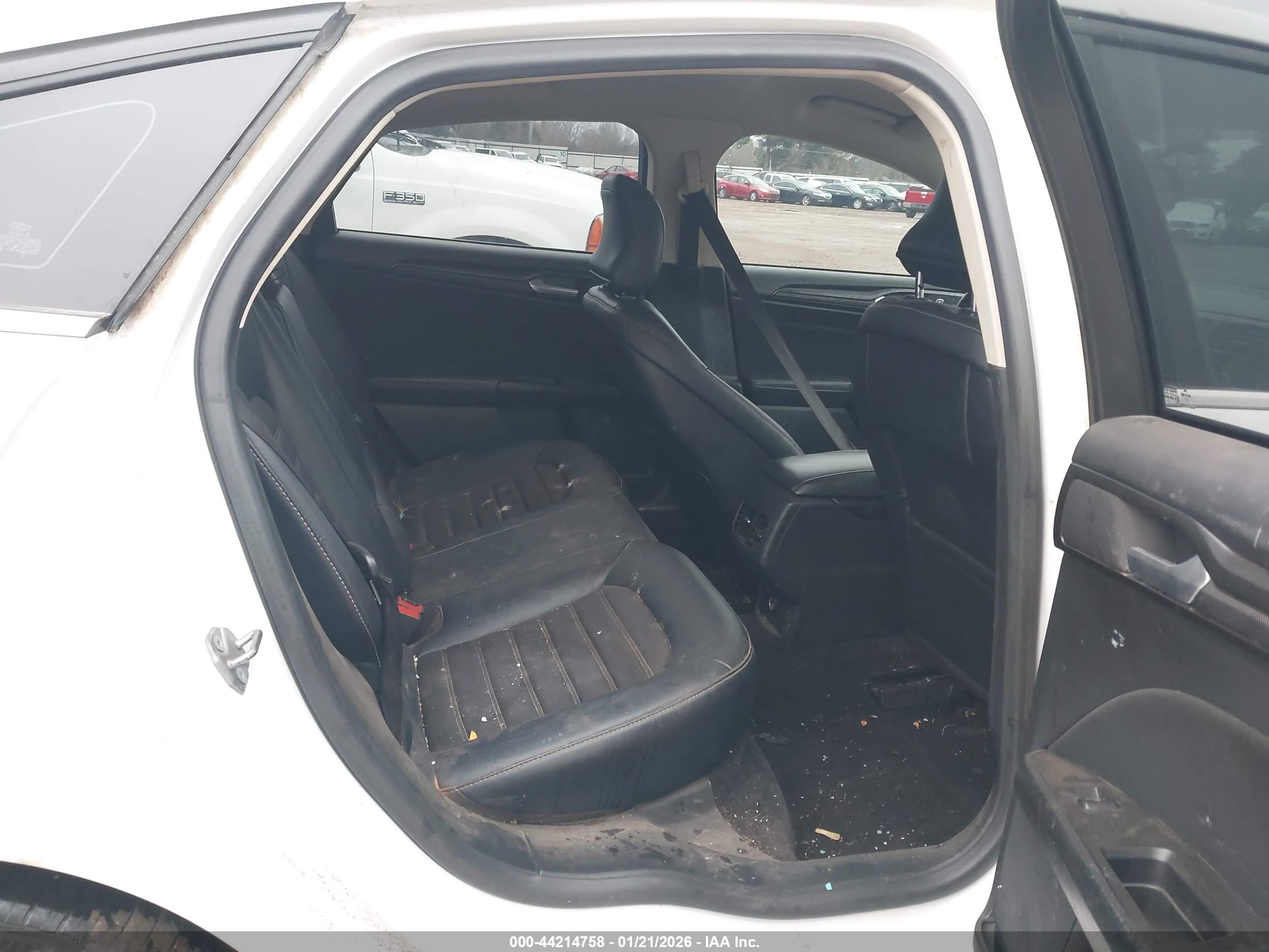 FORD FUSION image 8
