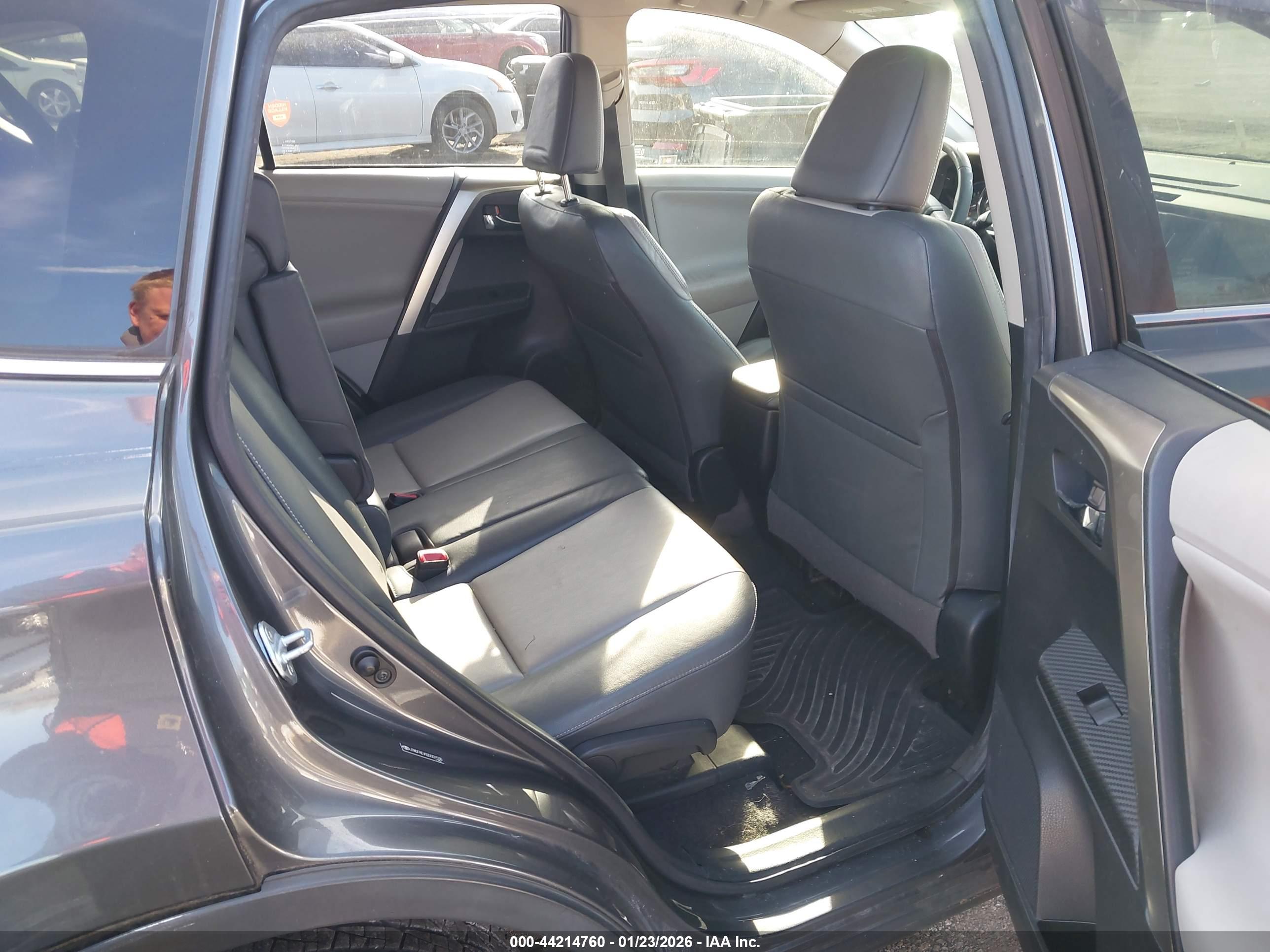 TOYOTA RAV4 image 8