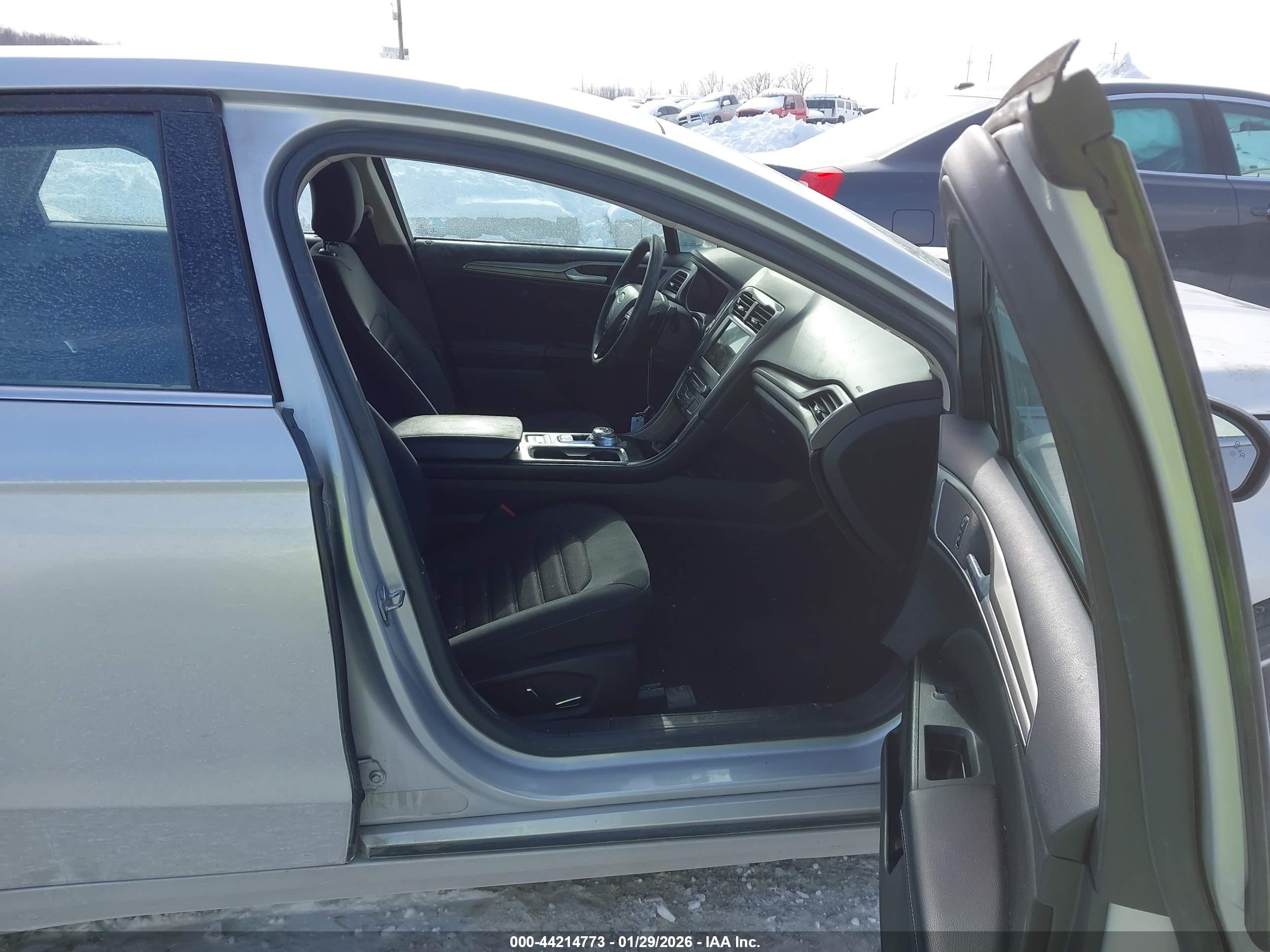 FORD FUSION image 5