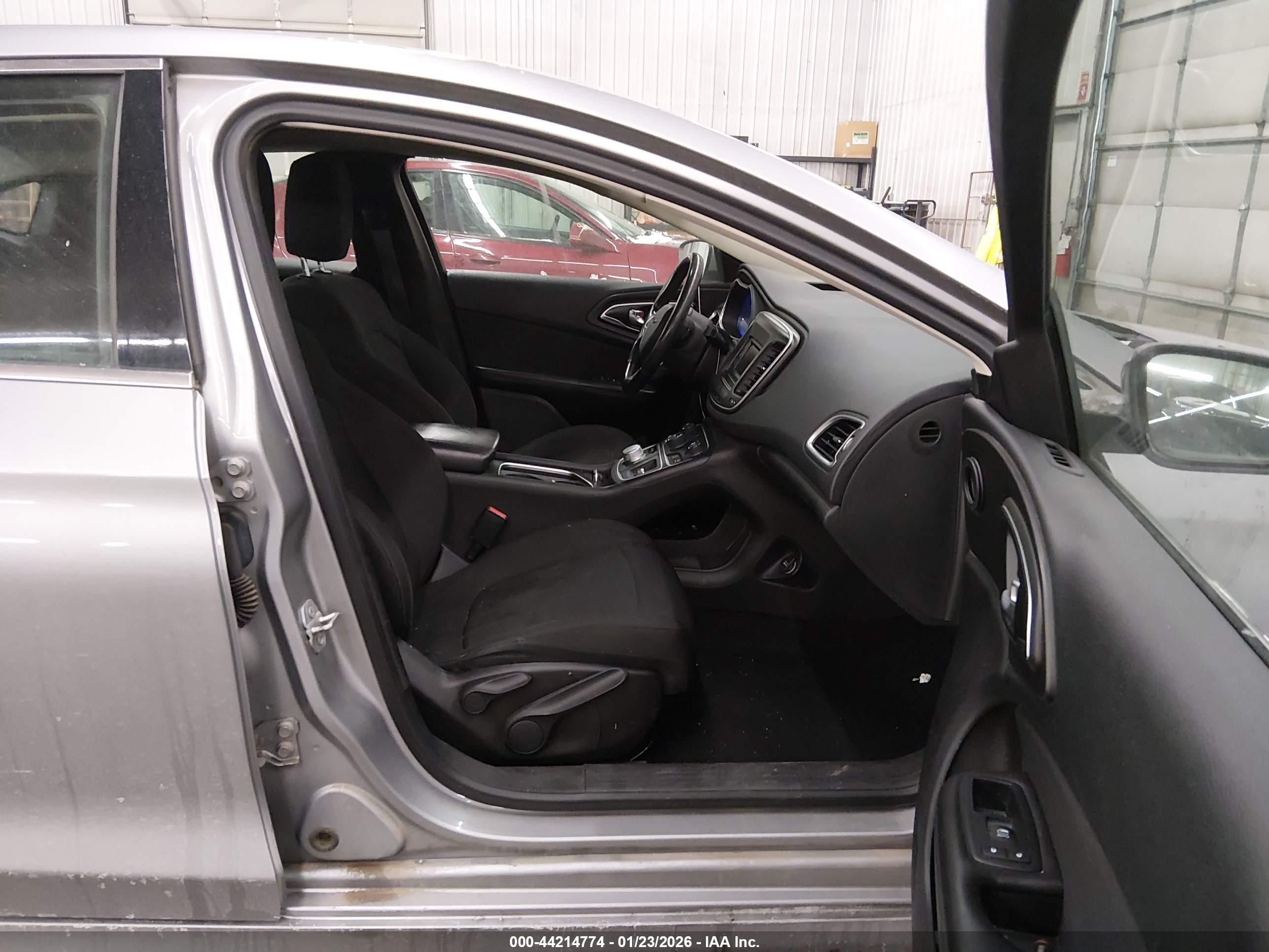 CHRYSLER 200 image 5