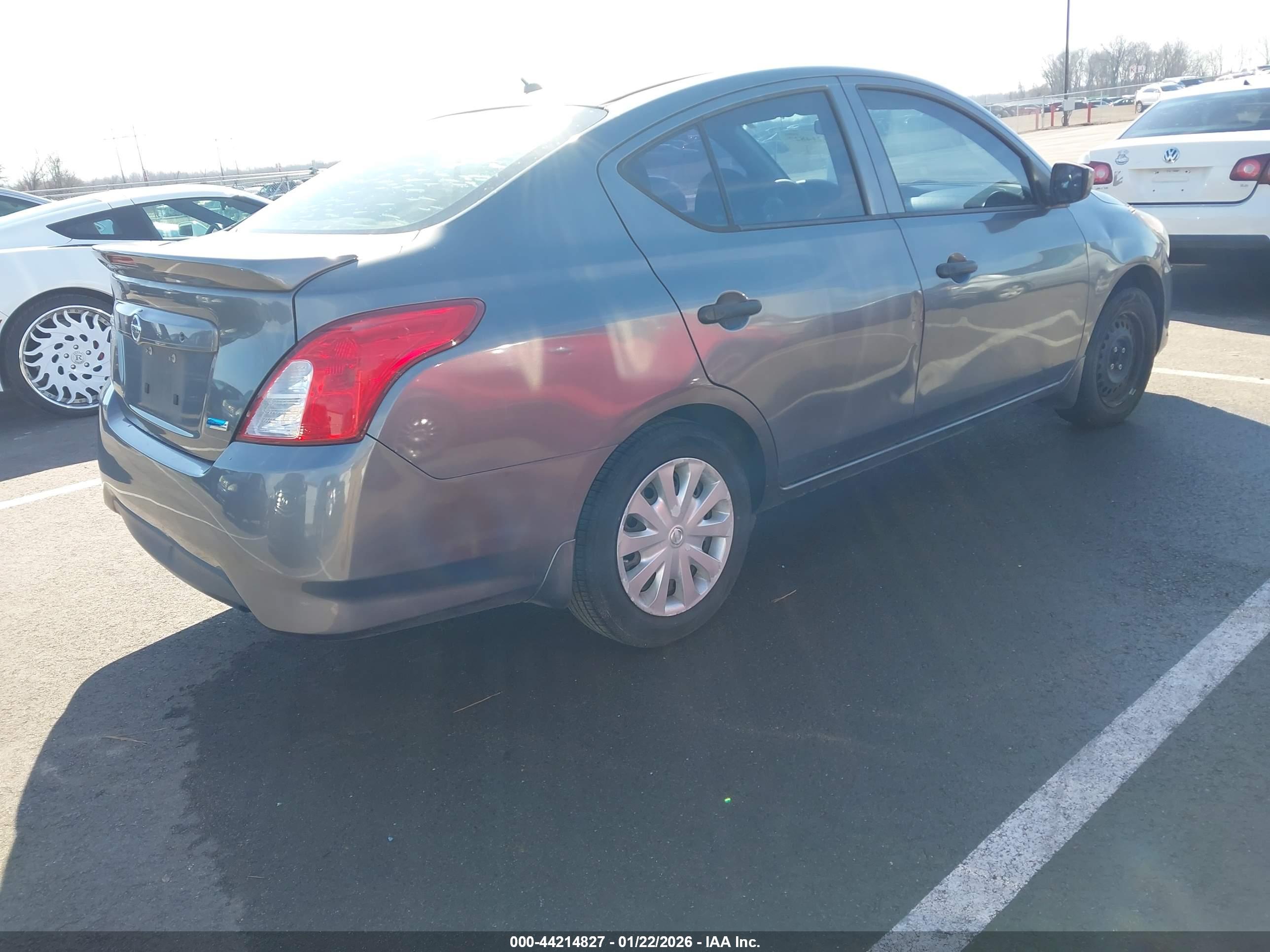 NISSAN VERSA image 4