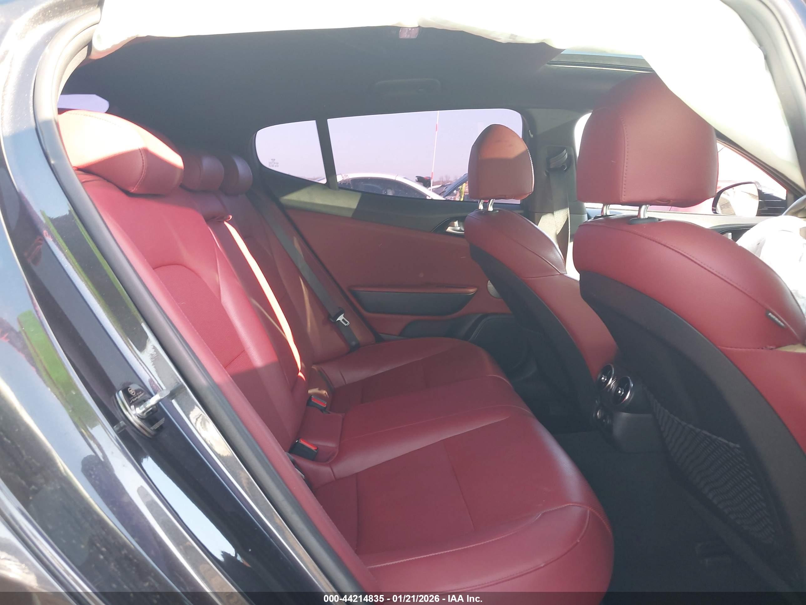 KIA STINGER image 8