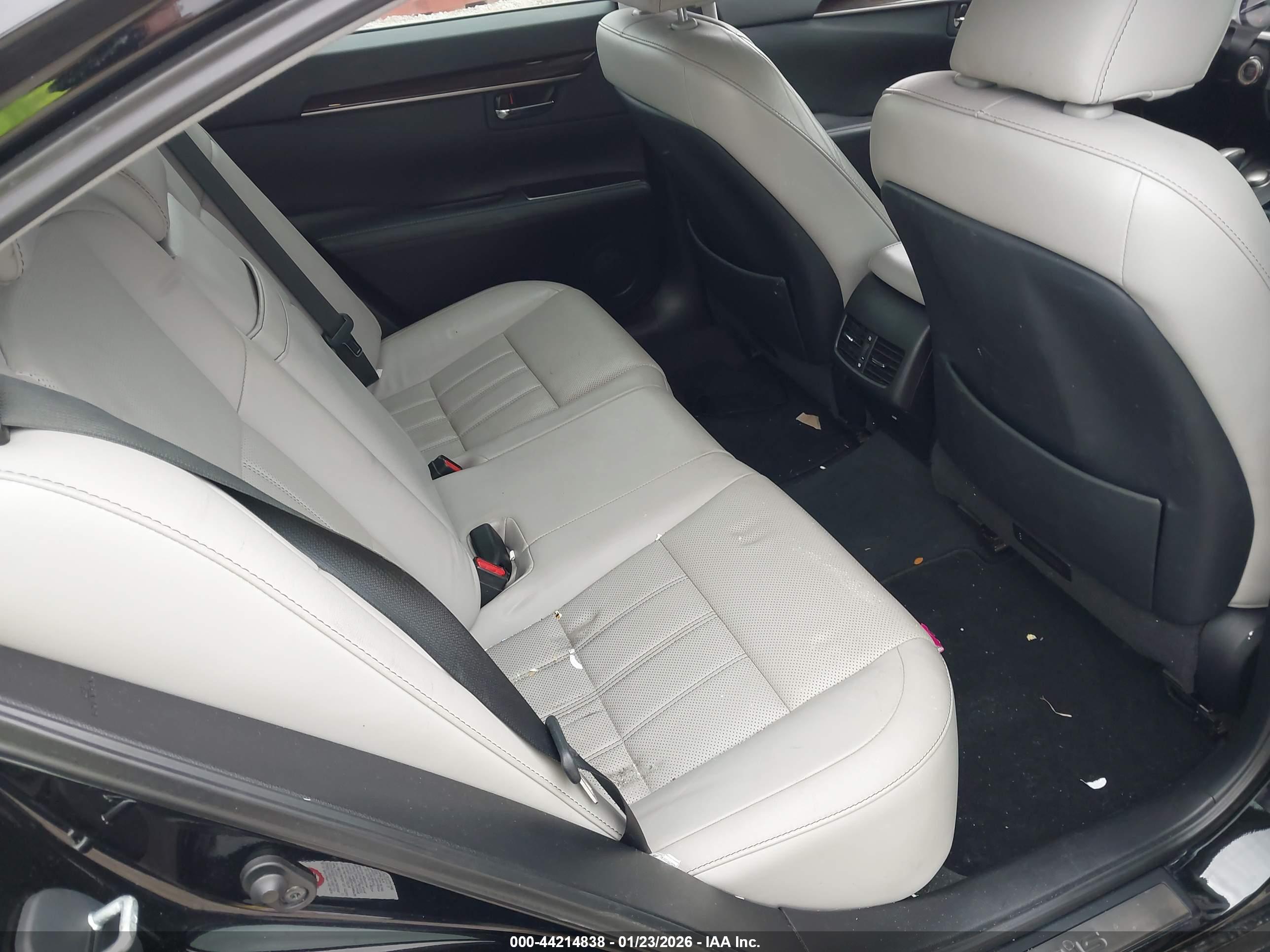 LEXUS ES image 8