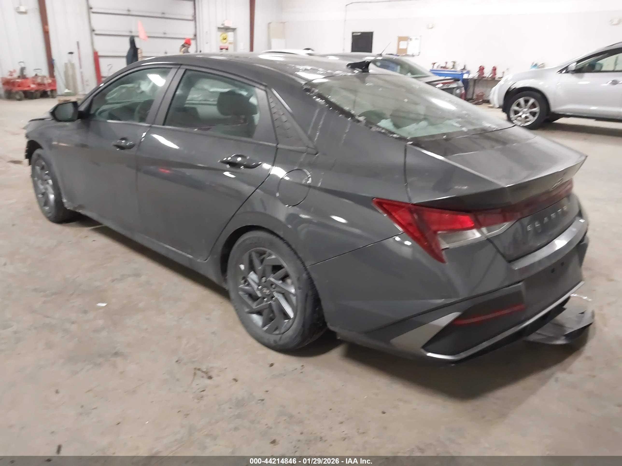 HYUNDAI ELANTRA image 3