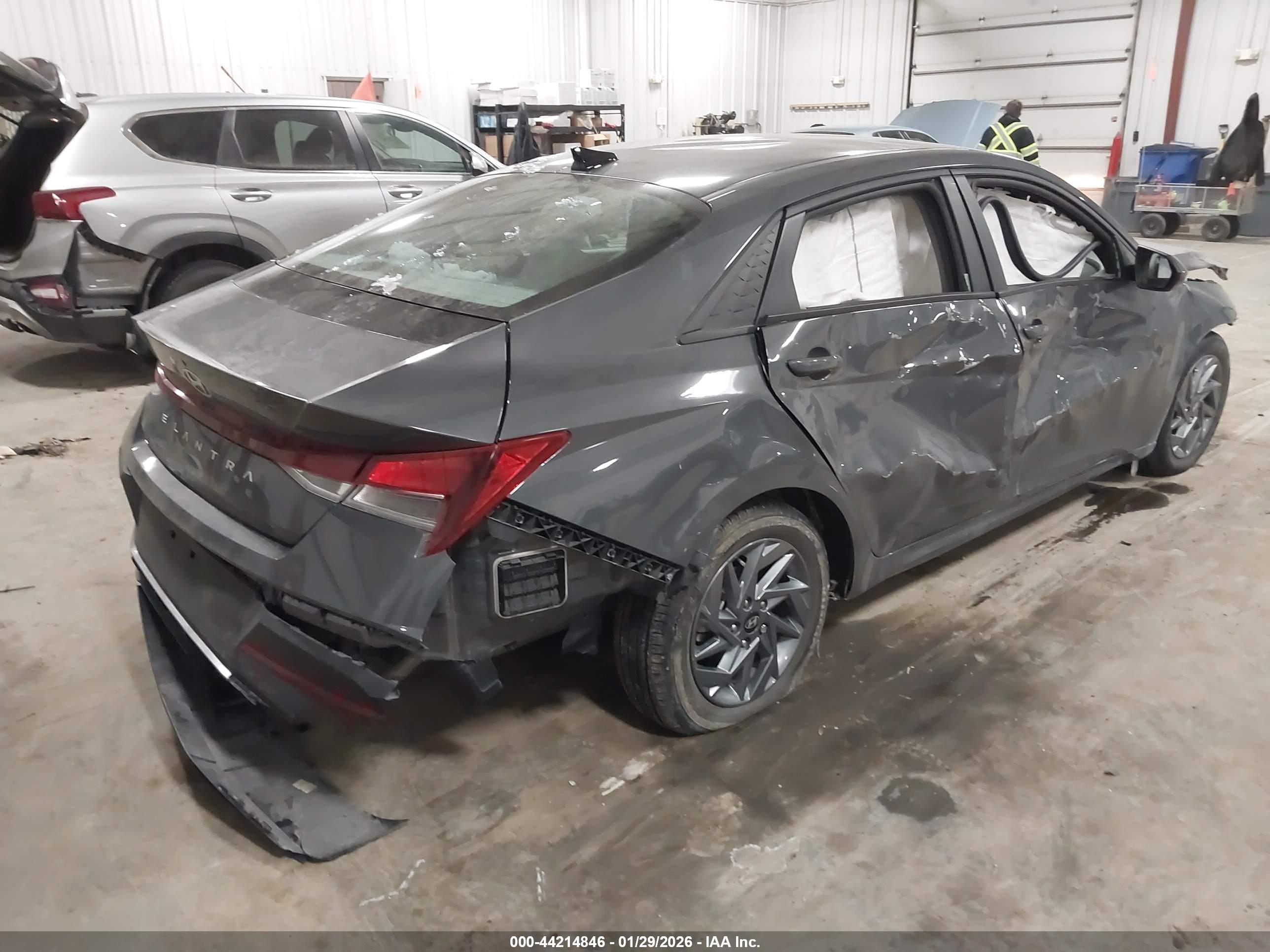 HYUNDAI ELANTRA image 4