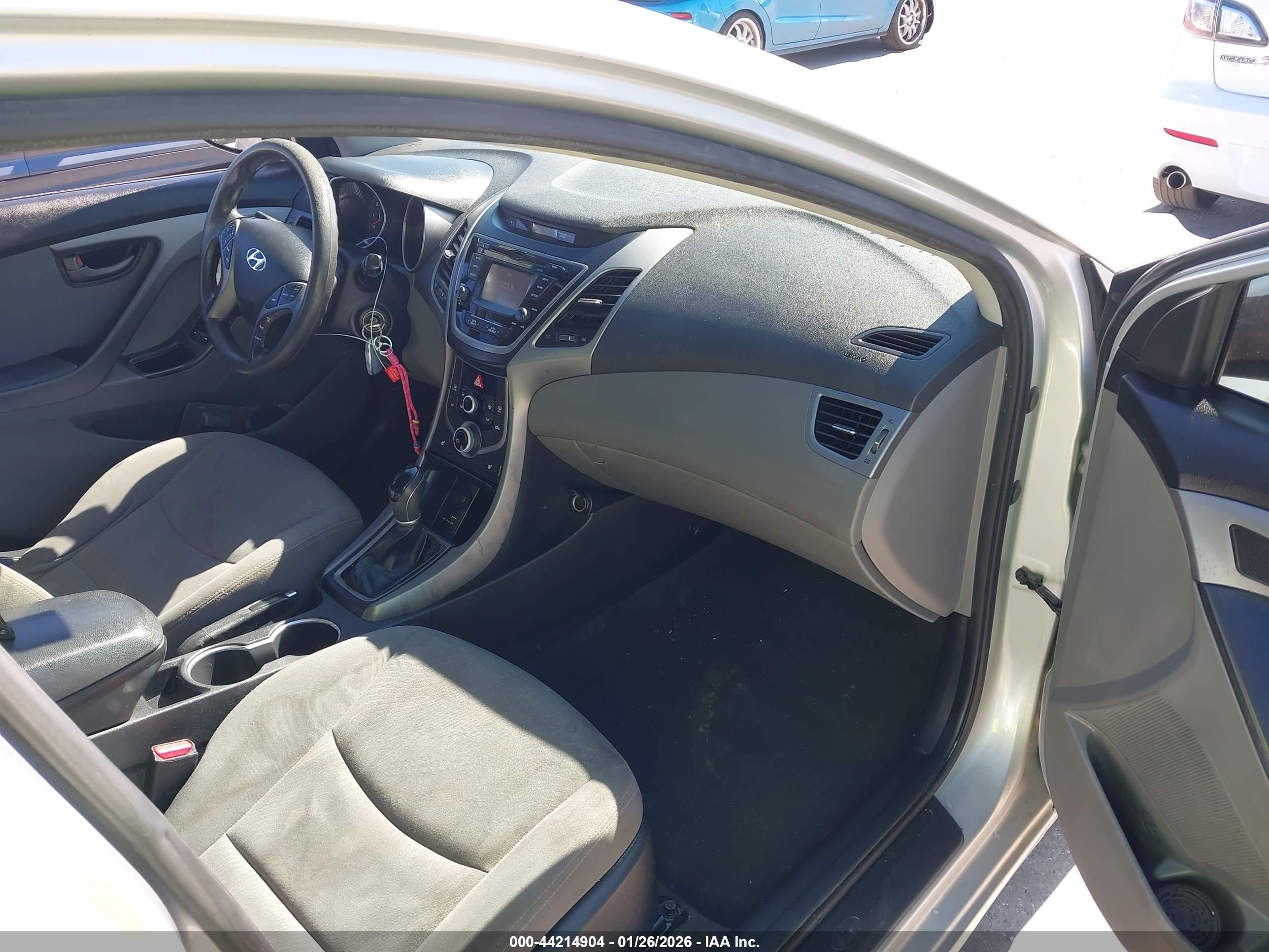 HYUNDAI ELANTRA image 5