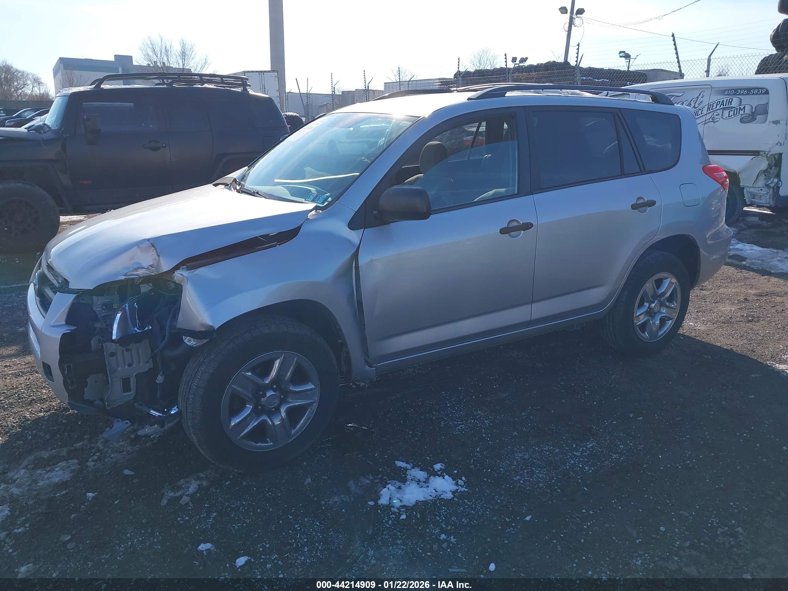 TOYOTA RAV4 image 2