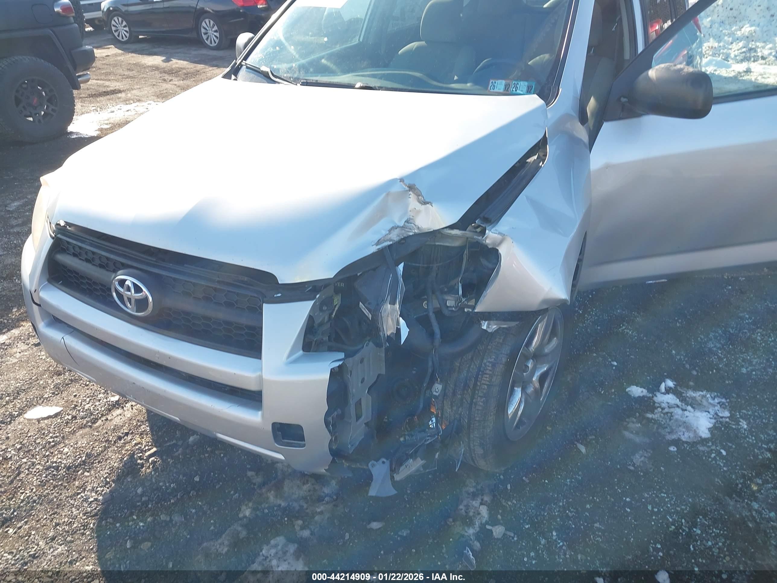 TOYOTA RAV4 image 6