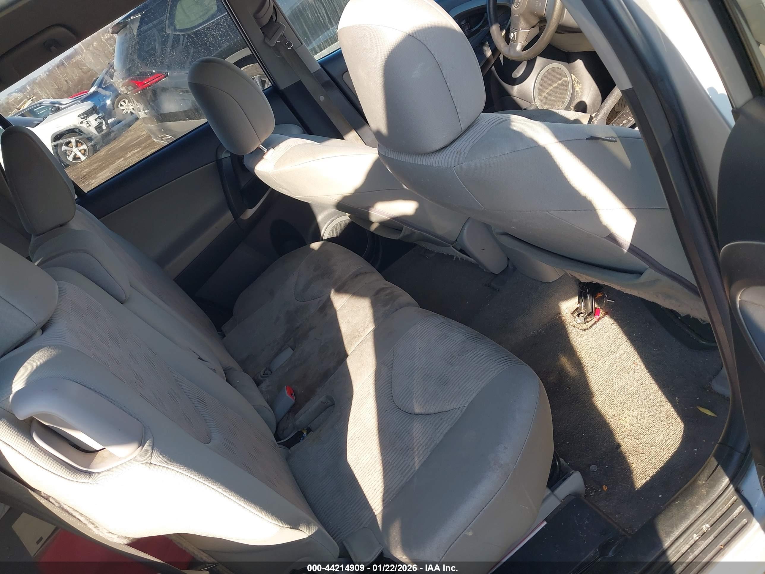 TOYOTA RAV4 image 8