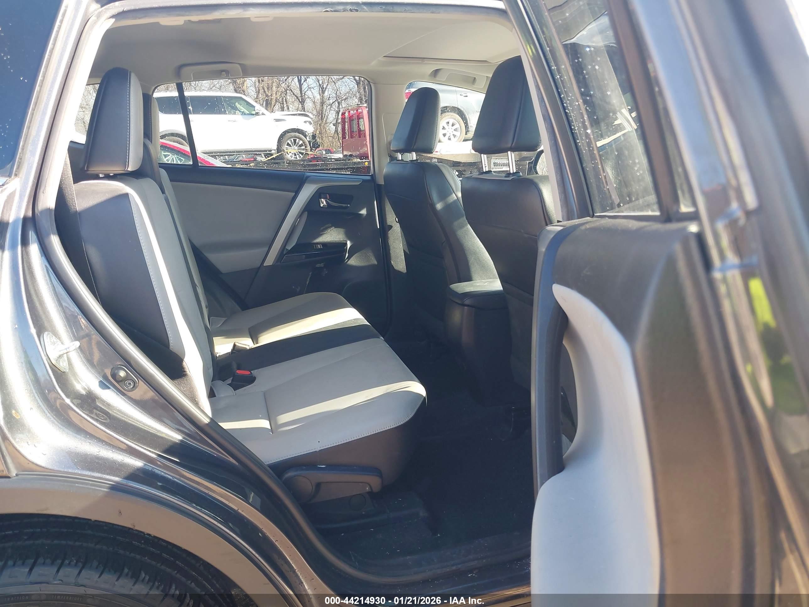 TOYOTA RAV4 image 8