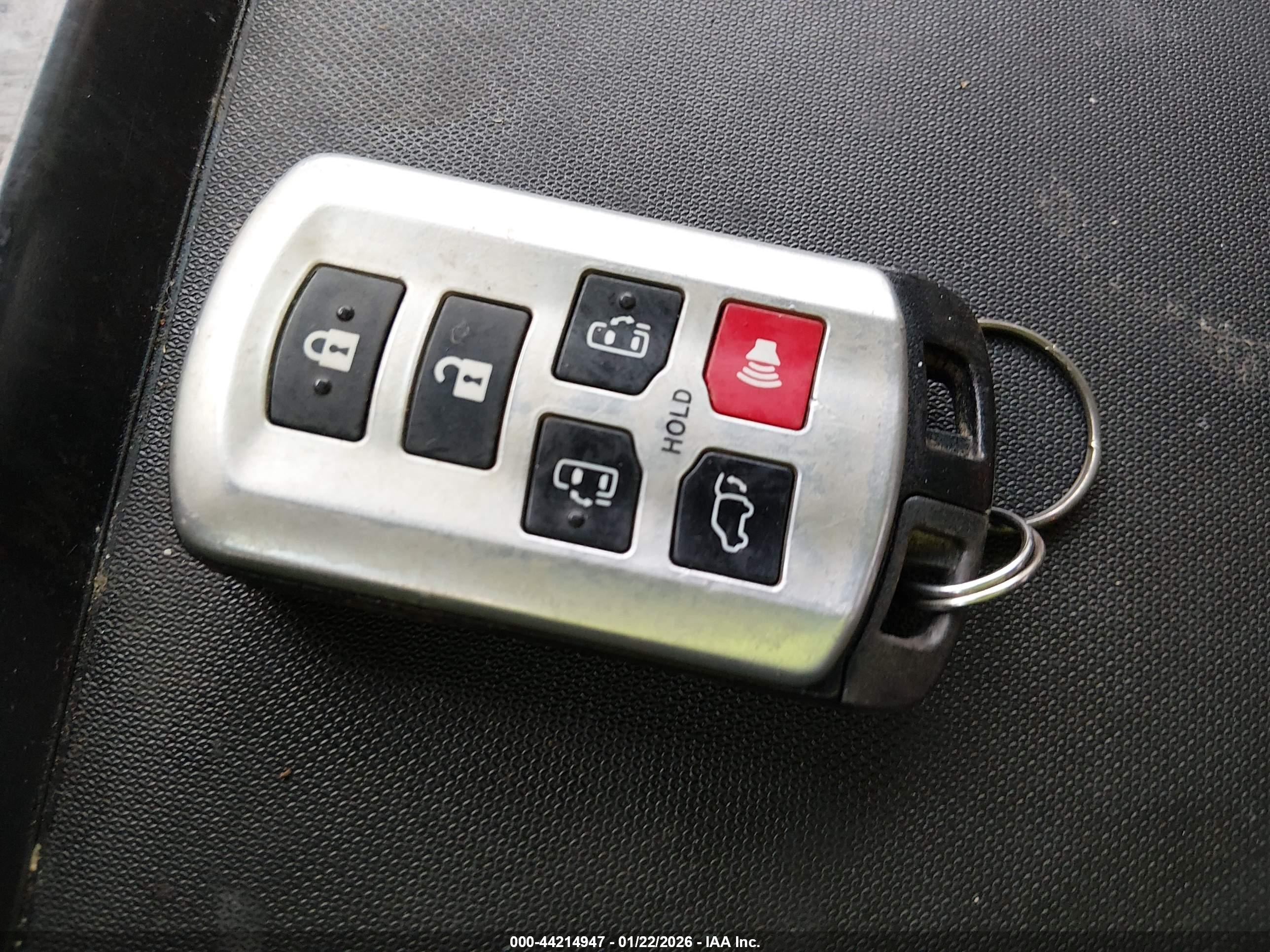 TOYOTA SIENNA image 11