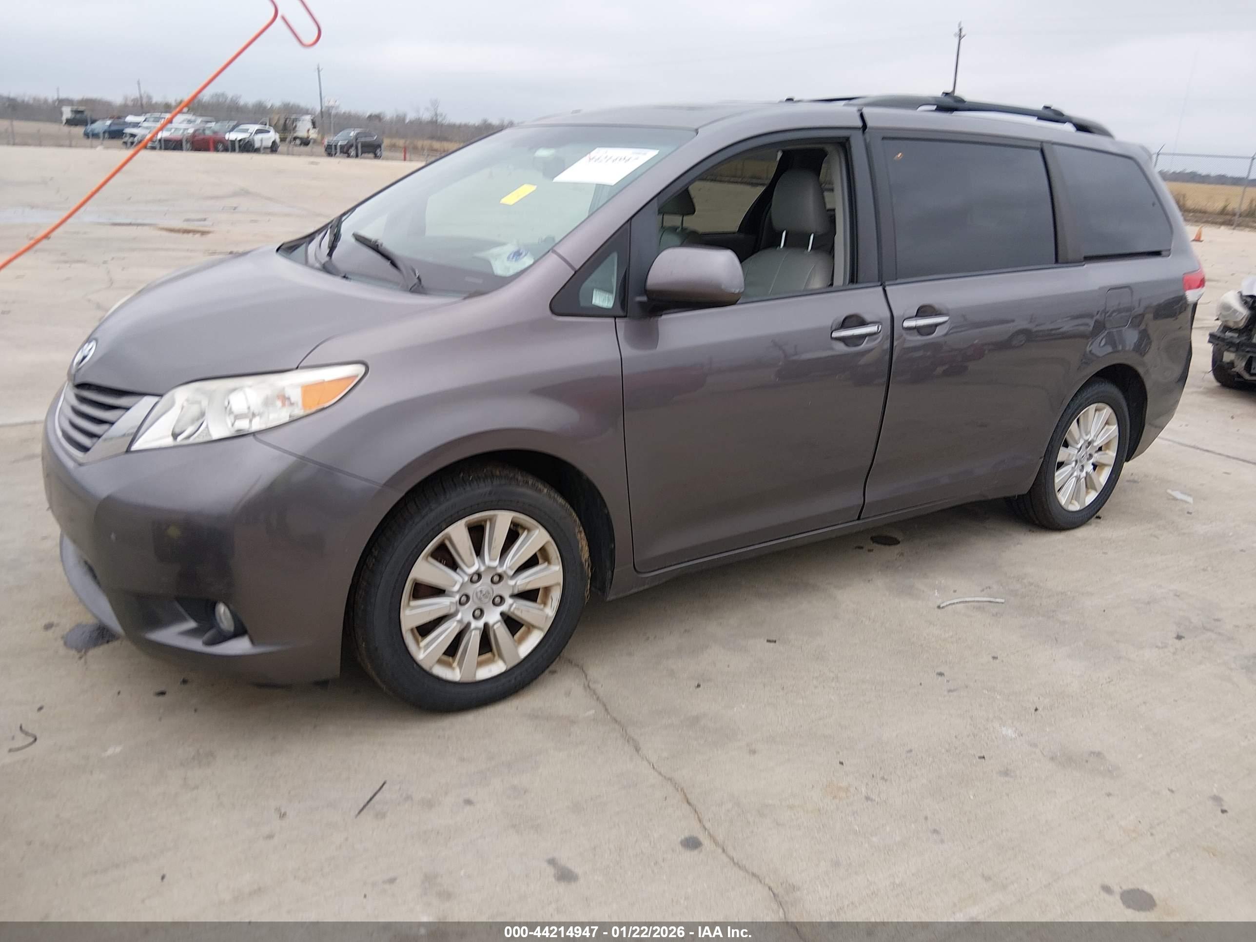 TOYOTA SIENNA image 2