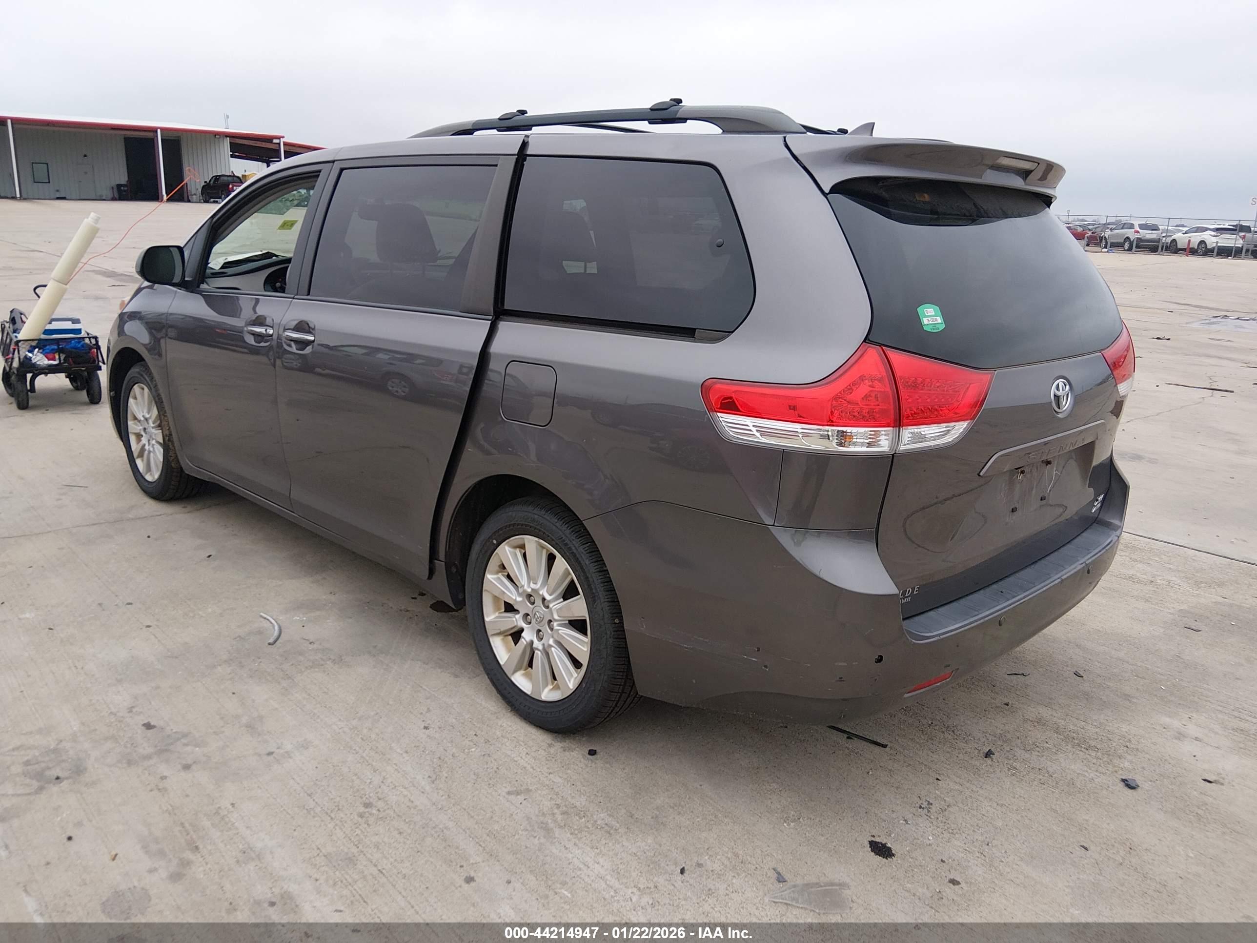 TOYOTA SIENNA image 3
