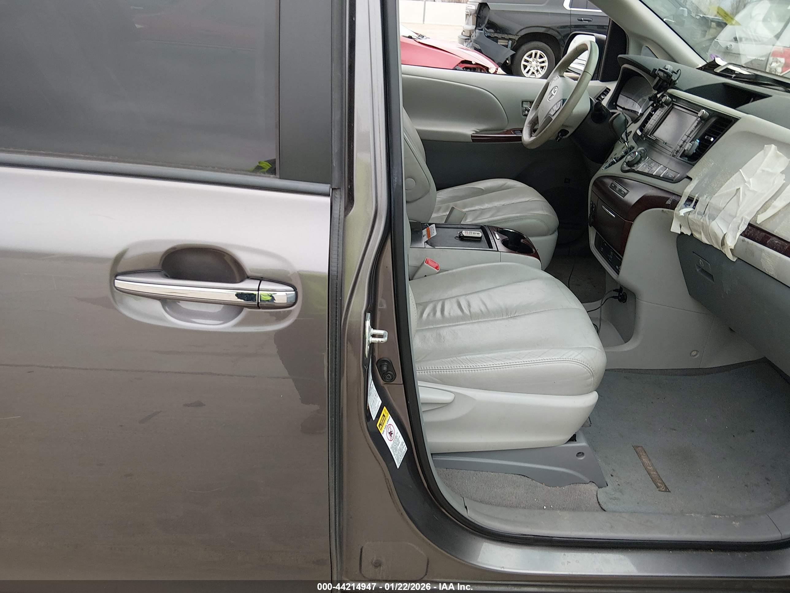 TOYOTA SIENNA image 5