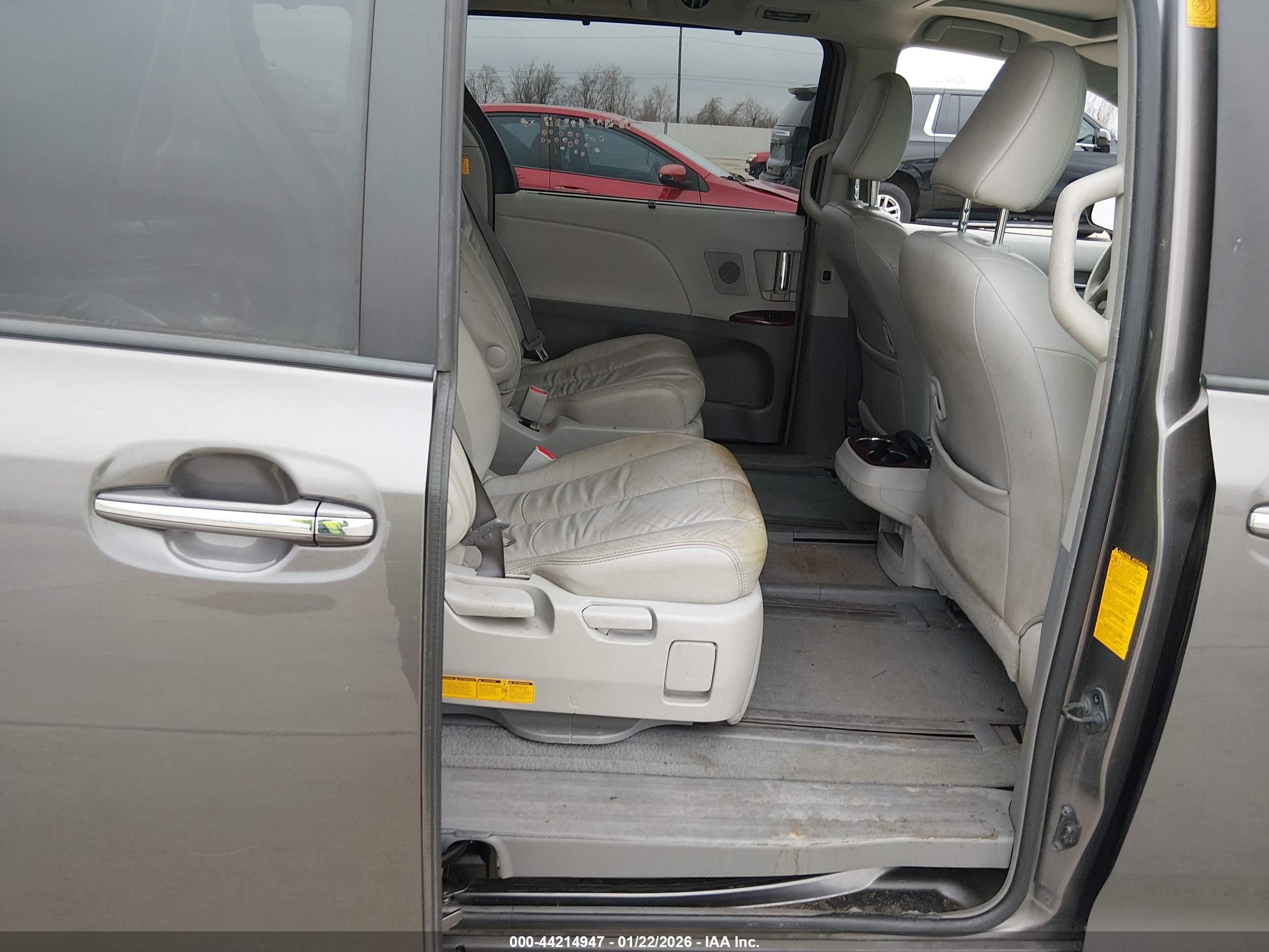 TOYOTA SIENNA image 8
