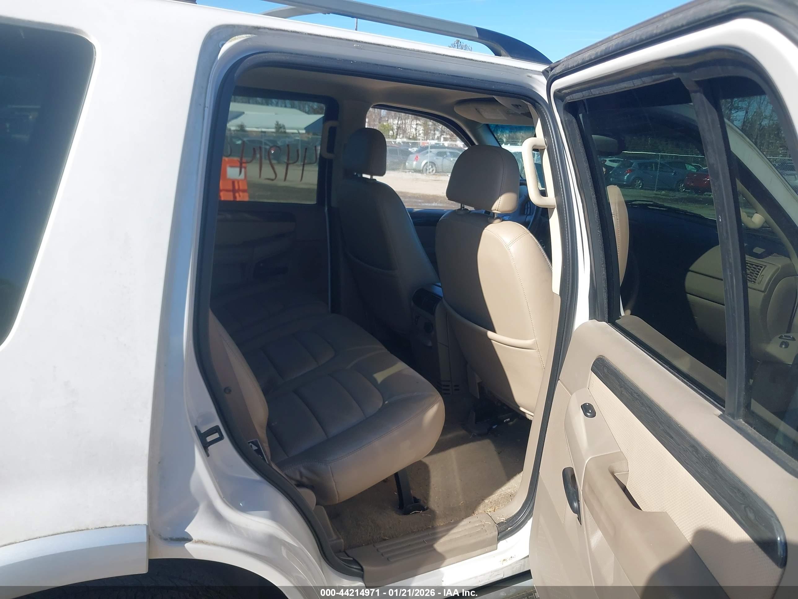 FORD EXPLORER image 8