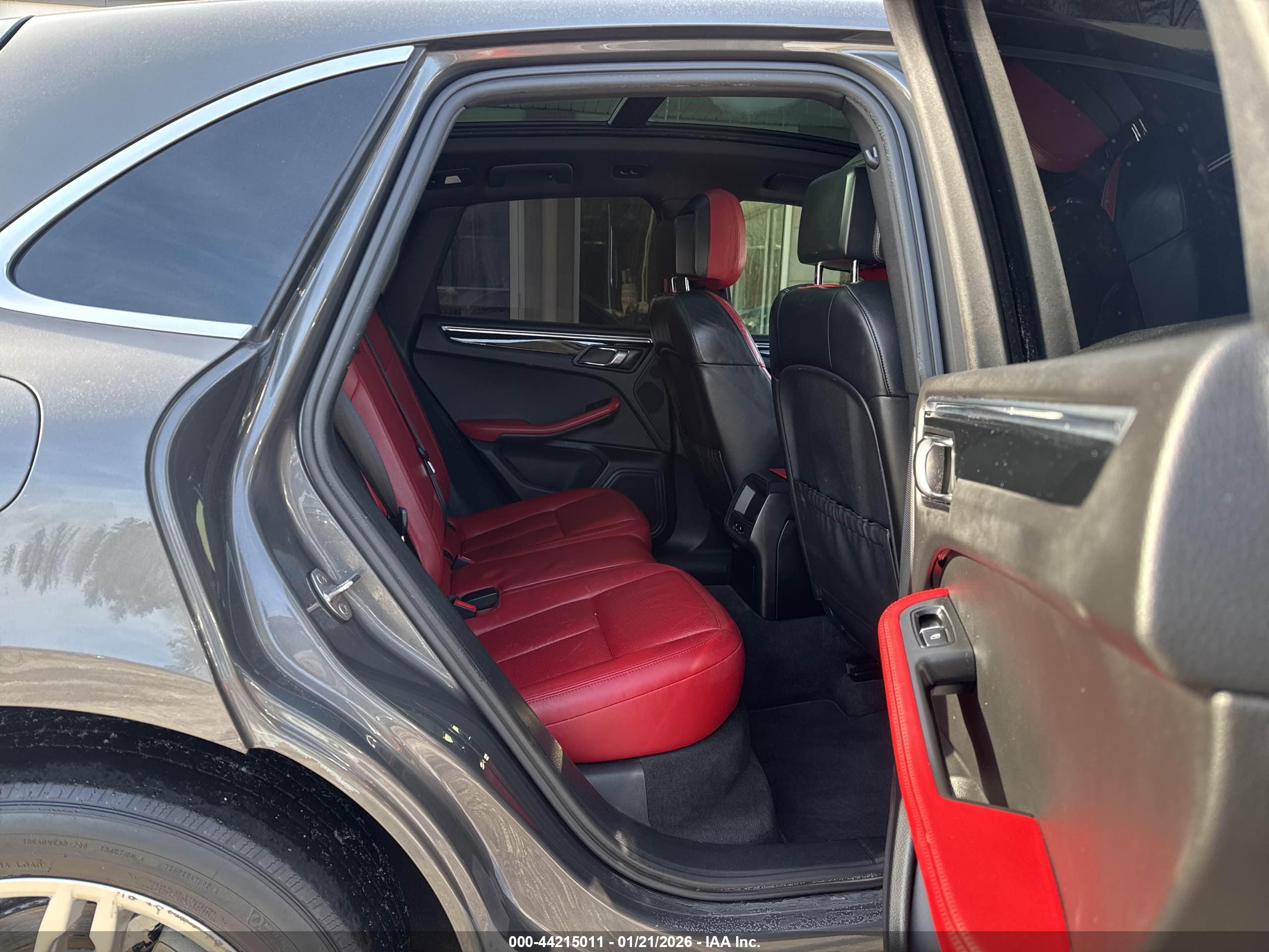 PORSCHE MACAN image 8