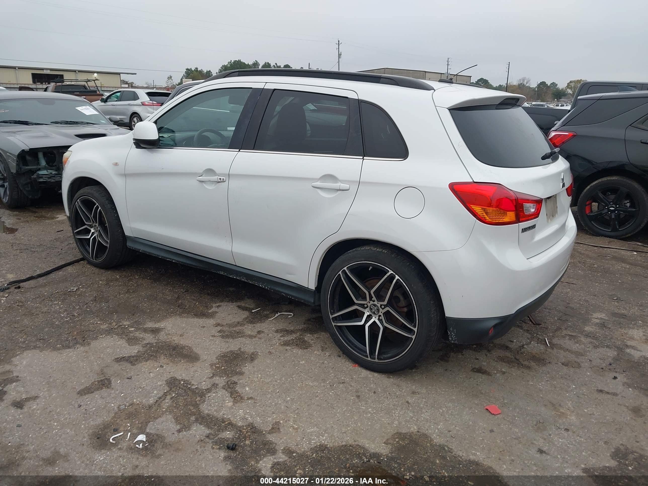MITSUBISHI OUTLANDER image 3