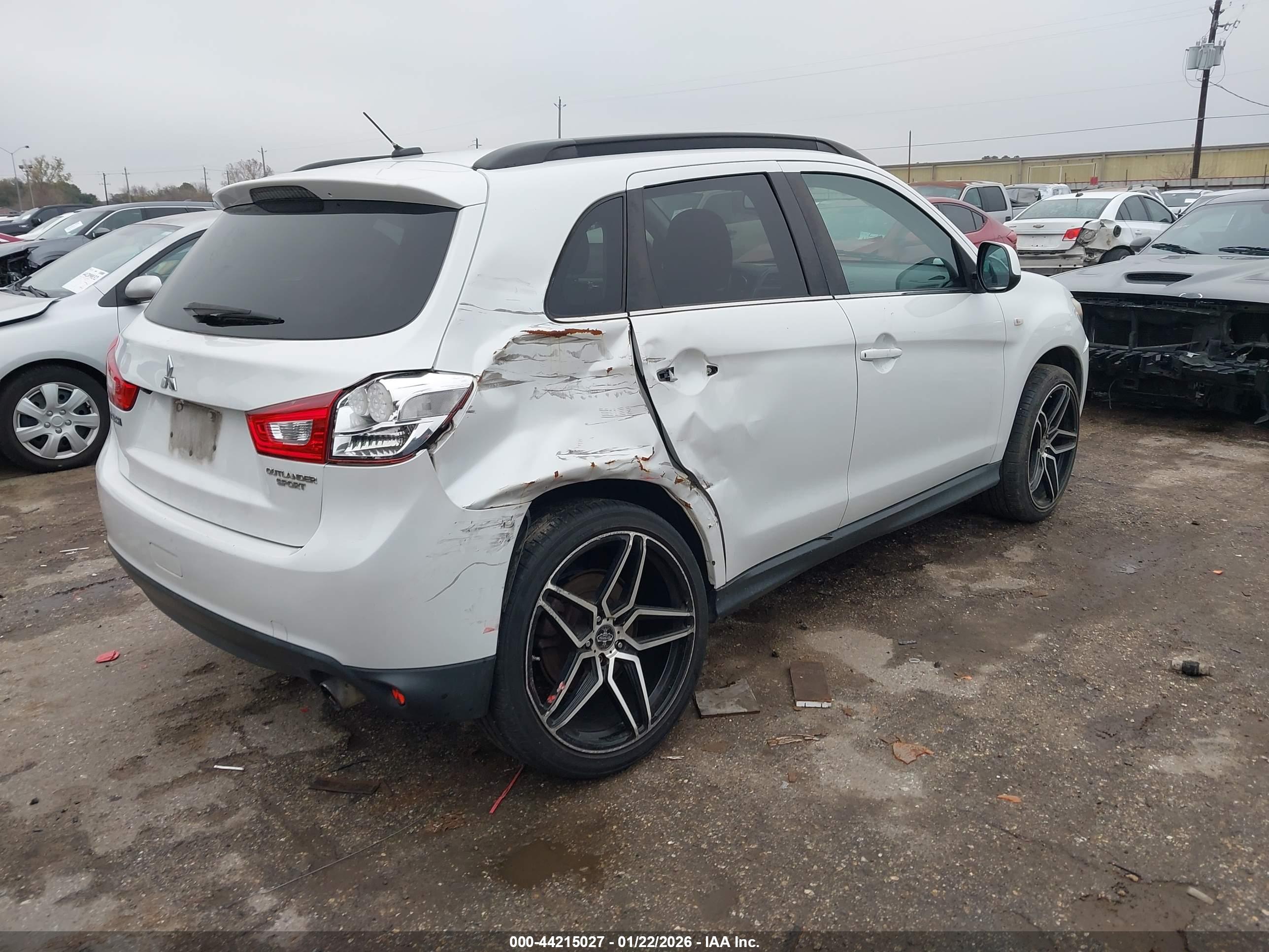 MITSUBISHI OUTLANDER image 4